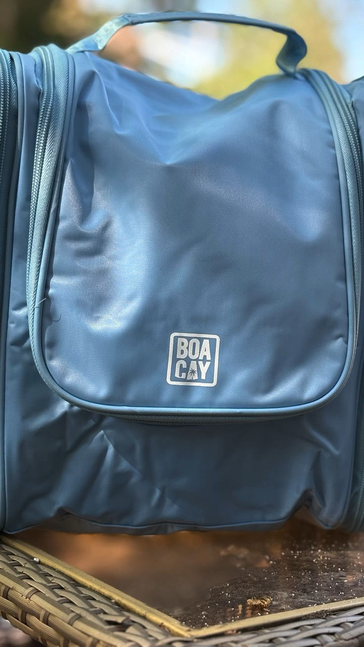Packing made easy 💙 The BoaCay large blue travel bag fits everything you need for your trip — from skincare to haircare and all your toiletry must-haves! Give them a follow here on Insta and check them out on Amazon! ✈️✨ @boacay @stackinfluence #boacay #boacaypartner