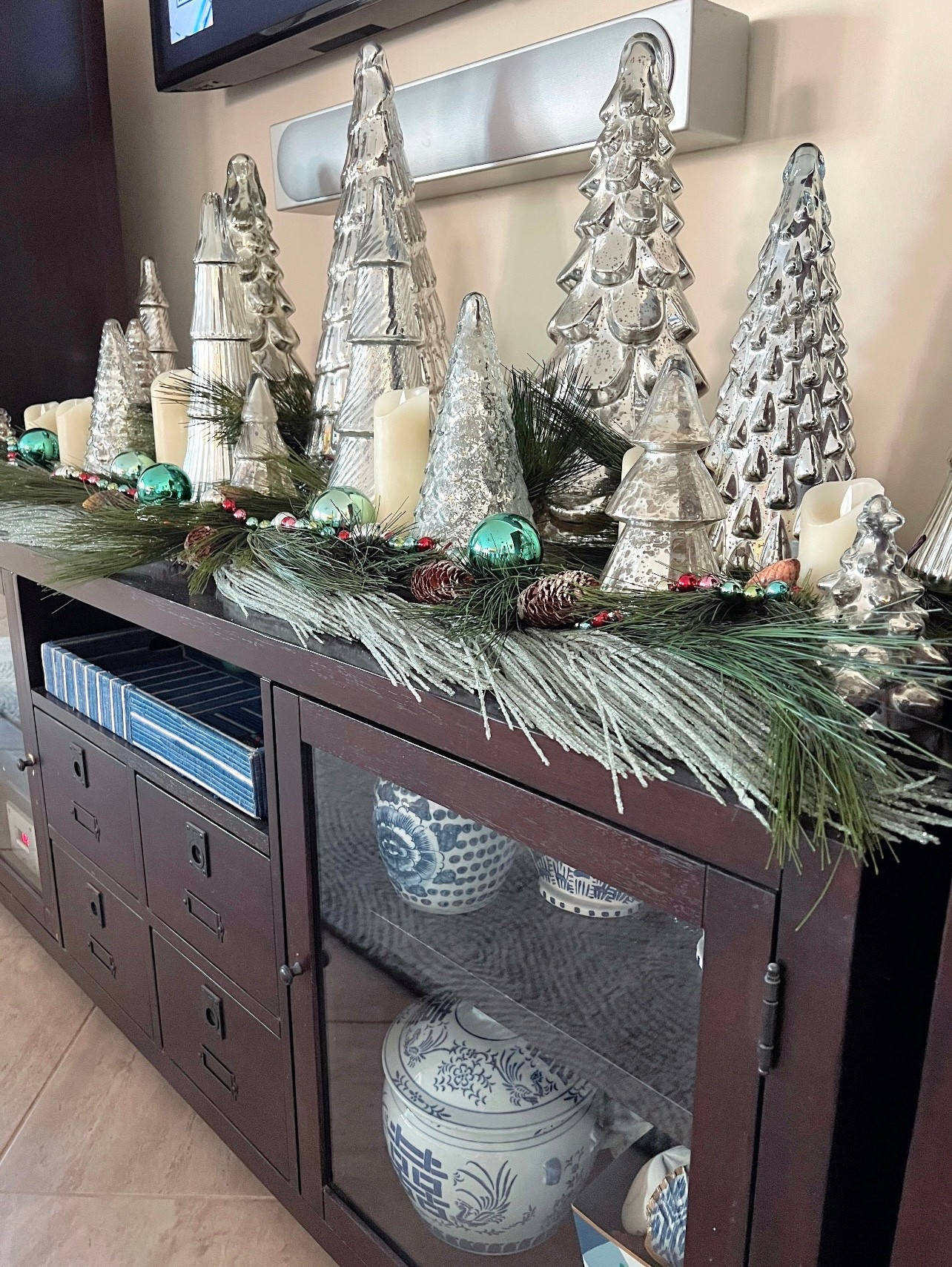 These mercury glass Christmas trees look amazing in my sister’s living room!

Holiday decor under $100!

Linking mercury glass trees, garland and candles!



#LTKHoliday #LTKHome #LTKGiftGuide