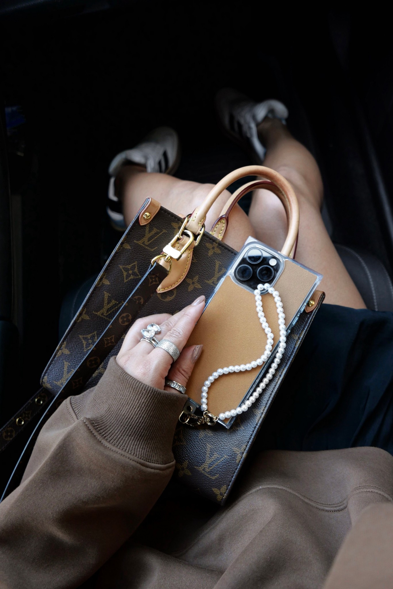 Pearly wrist phone charm 🫧