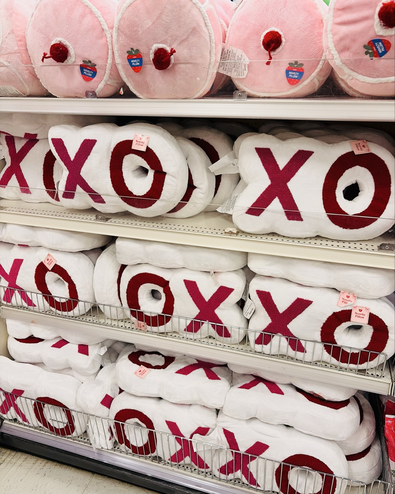 Happy Saturday!☺️ I love seeing all the Valentine’s Day goodies right when I walk through the Target doors!!🎯😍 I did good and didn’t fill my cart up with everything which is what my first impulse was!🛒😂 I’ll post my Target haul next!🤩 I have these linked for you and more!😉 What’s on your wishlist to get?🤔


#valentinesday #newattarget #valentinesdaygiftideas #valentinesdaydecor #targetvalentines 

#LTKdayinmylife #LTKValentine #LTKHome