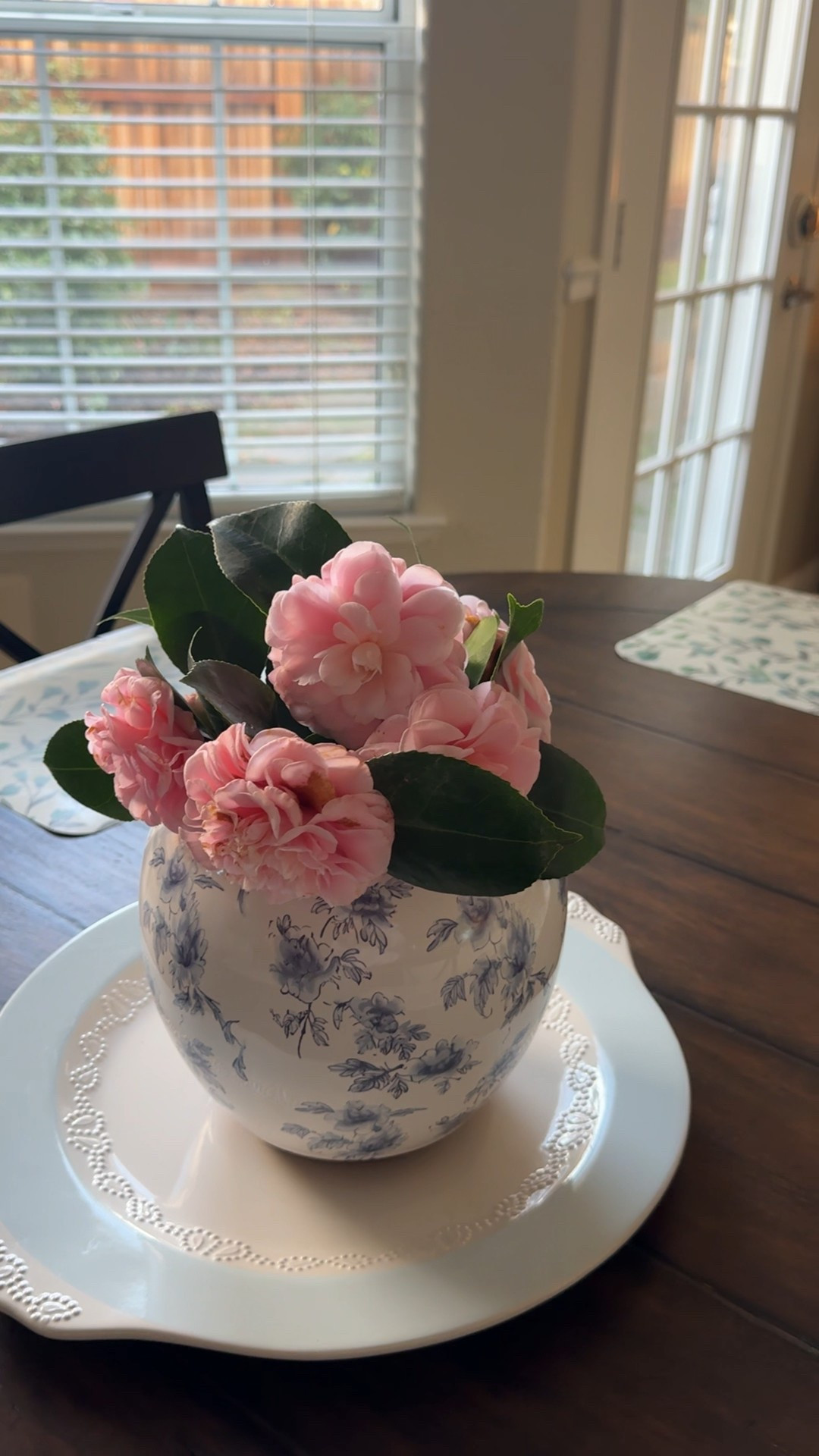 Blue + white foreverrrr 💐🤍

Found this blue and white floral vase from Walmart and I’m fully obsessed. It’s under $20 and looks way more expensive than it is. Using it on my dining table right now with fresh flowers because I cannot resist a pretty centerpiece 🌸✨

But real talk… this vase is absolutely getting promoted to my bathroom this spring. My bathroom is going full blue and white, coastal, vintage, grandmillennial vibes, and this is going to be perfect on the counter or shelves 🛁🕯️

If you’re into affordable home decor, Walmart home finds, floral vases, blue and white decor, cottagecore, Nancy Meyers style, spring home refresh, table styling, bathroom styling, feminine home decor, this one is such a good find 💙

Pretty things. Small prices. Fresh flowers make everything better 🌷