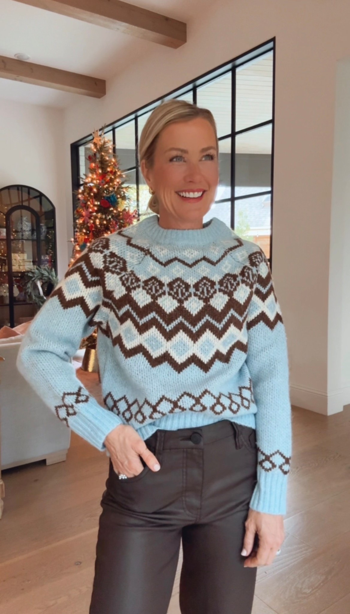 What an adorable pattern! Such a chic winter sweater. Size: XS


#LTKGiftGuide #LTKHoliday #LTKOver40