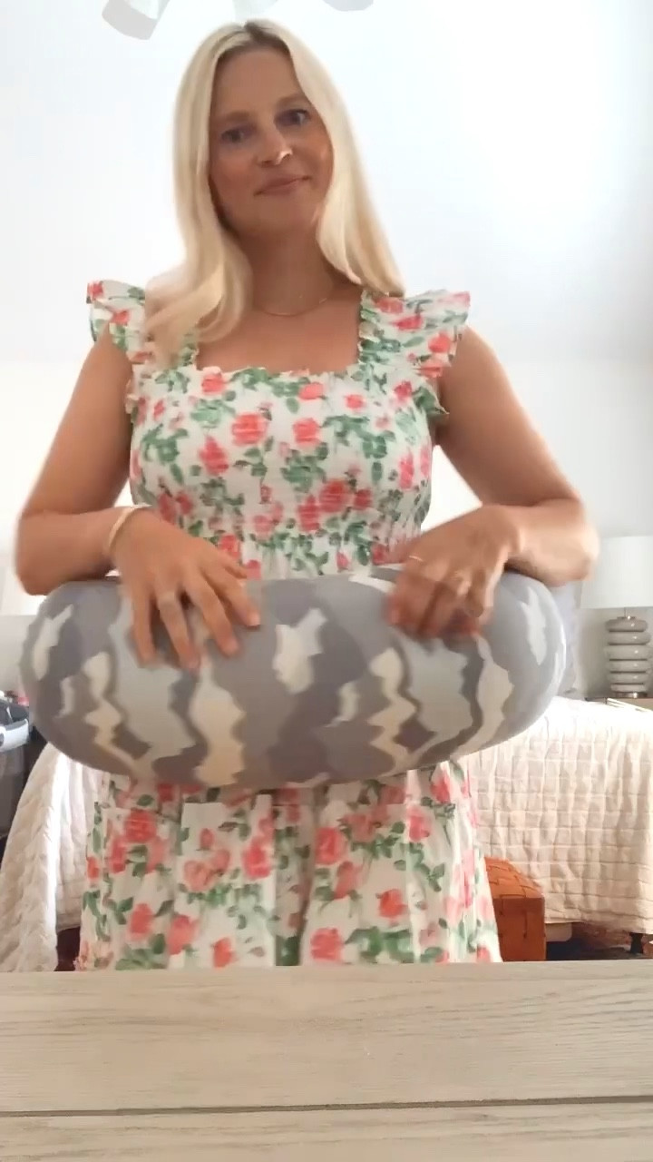 The BbHugme nursing pillow is the best! Listen to learn why Lauren loves it. 