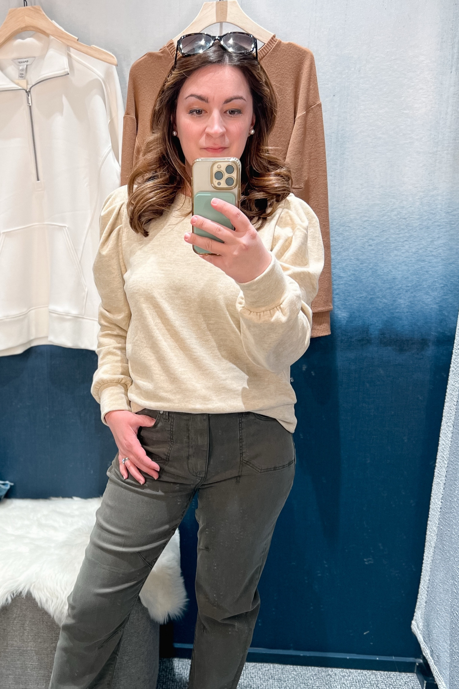 I knew this Evereve sweater was coming home with me the minute I put it on. And it’s the first of my purchases I reached for to wear the next day! Here with the Paige utility, but wearing it today with Paige jeans 💁‍♀️ Warm but not too warm. Soft, but doesn’t seem like it’s going to pill immediately! #evereve #everevetryon #tryon #tryonhaul #everevesweatshirt