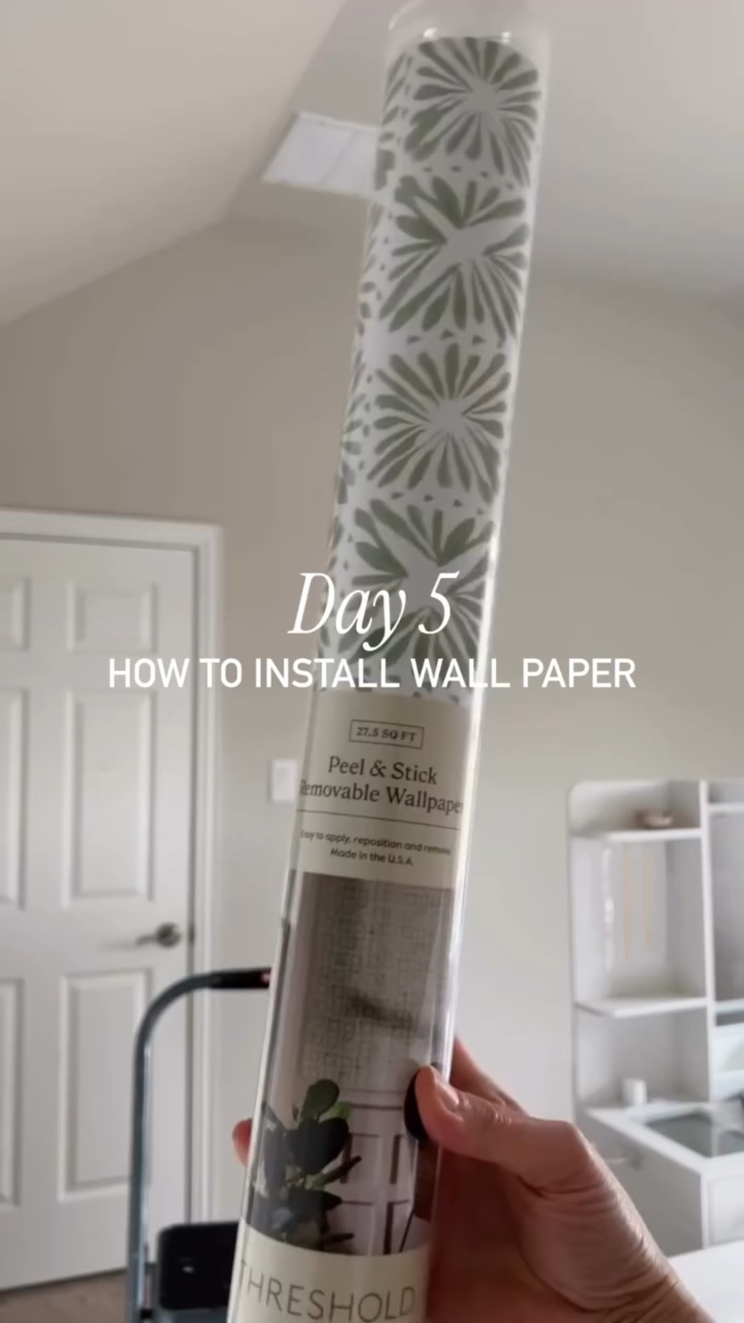 Día 5 de 15 de fáciles proyectos hazlo tú misma para que te inspires a hacerlos en tu casa. Aquí les dejo cómo instalé por primera vez papel tapiz en la habitación de mi hija mayor, Melissa. Me encantó el resultado y posiblemente estaré decorando con papel la habitación de Olivia ✨ 
Ya haz puesto papel tapiz?

#wallpaperinspo #diyhomeprojects #homediy #latinaenusa #bedroomdesignideas Home Remodeling, Home Renovation, Home Decor, Home Improvement, Latina Mom in USA, DIY Home Projects