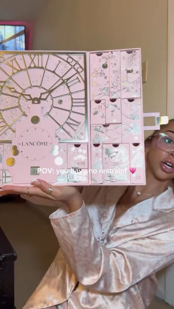 open an entire beauty advent calendar with me 🎀📦🧖🏽‍♀️ @lancomeofficial ✨ 

|| #adventcalendaropening #adventcalendarunboxing #beautyadventcalendar