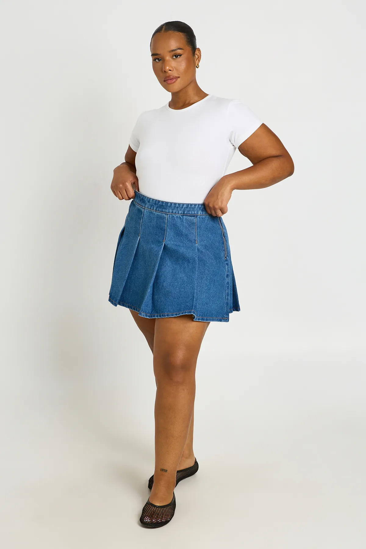 boohoo Women's Plus Pleated Denim Skirt in Dark Wash | Size: 12 | Denim/Cotton/Polyurethane | boohoo (US & Canada)