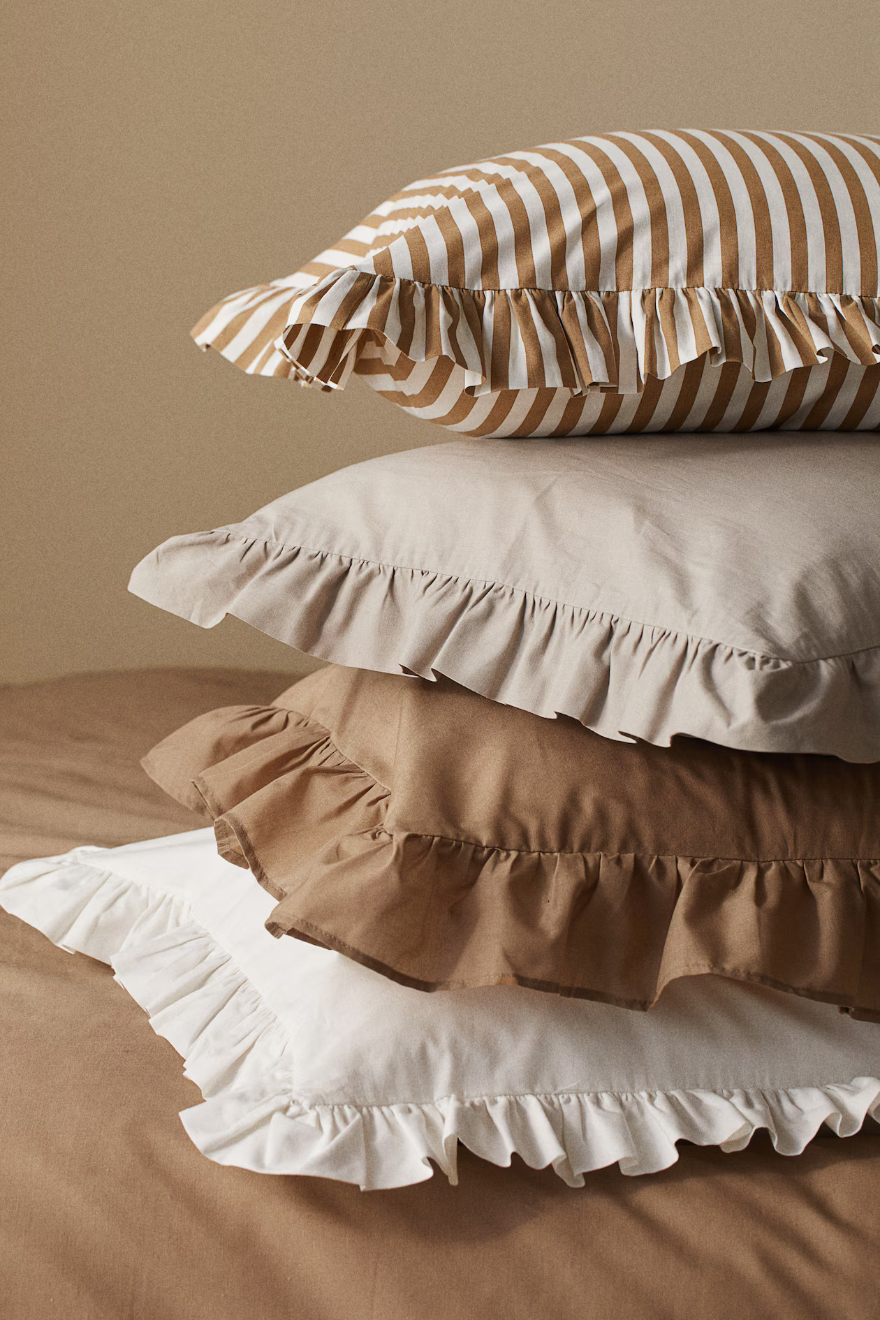 Ruffle-Trimmed Cotton Cushion Cover | H&M (US + CA)