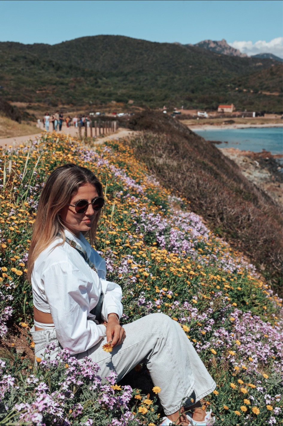 look d’été jean wideleg revers effilochés gris top blanc croisé avec noeud lunettes de soleil Chanel sac baguette Dior Caro en cuir bleu gris baskets Fila blanc cassé 

#LTKunder50 #LTKeurope #LTKSeasonal