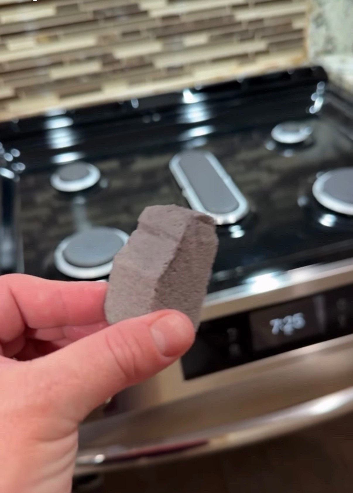 These pumice stones clean hard stains easily! Simple to use over and over again, they remove stains on which nothing else worked. Simply wet one and try it!!  ✨Makes surfaces look brand new without scratching 💕