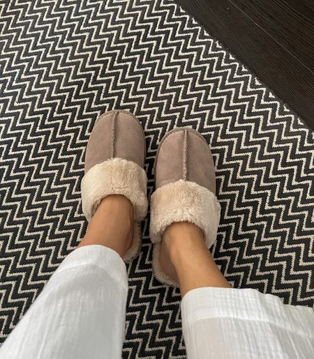 The comfiest and super warm slipper! 😍

#LTKeurope #LTKSeasonal #LTKunder100