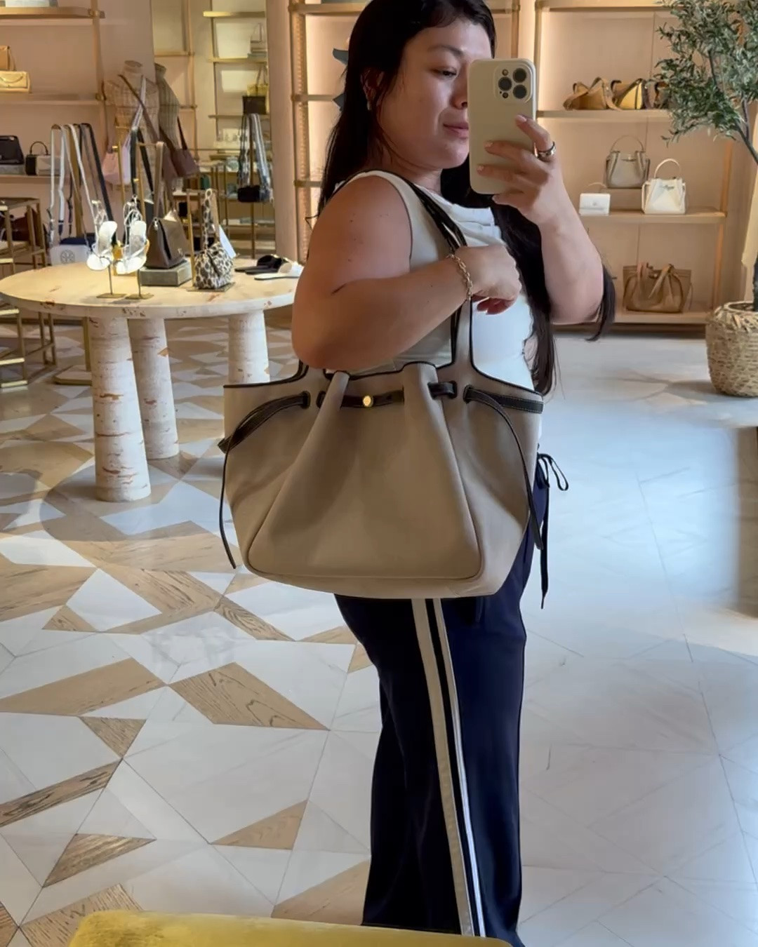 Perfect work bag. A bag that can be elevated or casual! ✅ 
.
.
.

#LTKWorkwear #LTKMidsize #LTKmomlife