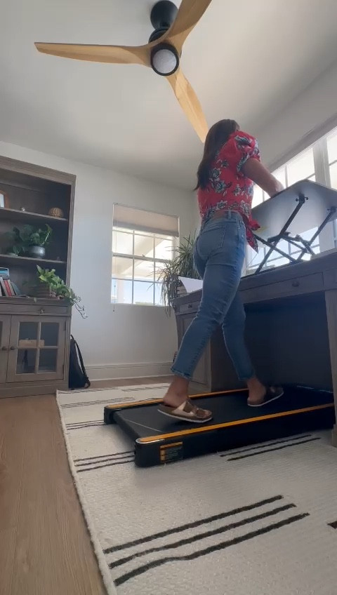 Esta es una excelente opción para quienes estén ocupadas durante el día pero deseen mantenerse activas. Esta opción no es un reemplazo a tu ejercicio, solo una alternativa si pasas muchas horas sentada en un escritorio. 

I love this set up for the days I am too busy to catch a break. Keep your body moving! 

#LTKGiftGuide #LTKworkwear #LTKfitness