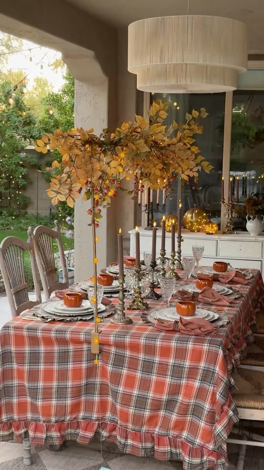 Autumn Cottage Table 🤎🍂🧡

Note: pumpkin dishes are from Target’s Dollar aisle 
Note:  I used zip ties to secure the stems to the table rod 

Fall table, Autumn table, fall tablescape, Autumn tablescape