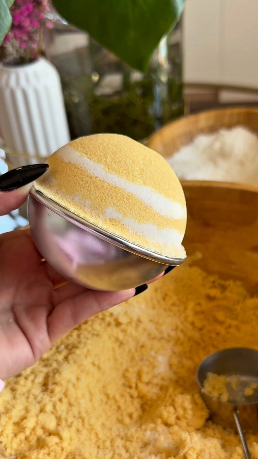 lemon cake fizzy bath bombs🫧🍋🍰

recipe for 3 bath bombs 🛁
200gr bicarbonate of soda
60gr cornflour
15g coconut oil
15g honey
4 drops lemongrass essential oil
3 drops vanilla essential oil
3 drops cinnamon essential oil 
90g citric acid 
yellow, white & blue mica powder

Let the bath bomb dry for at least 4 hours in the mould in a warm corner before it is ready to drop!🫶🏻
