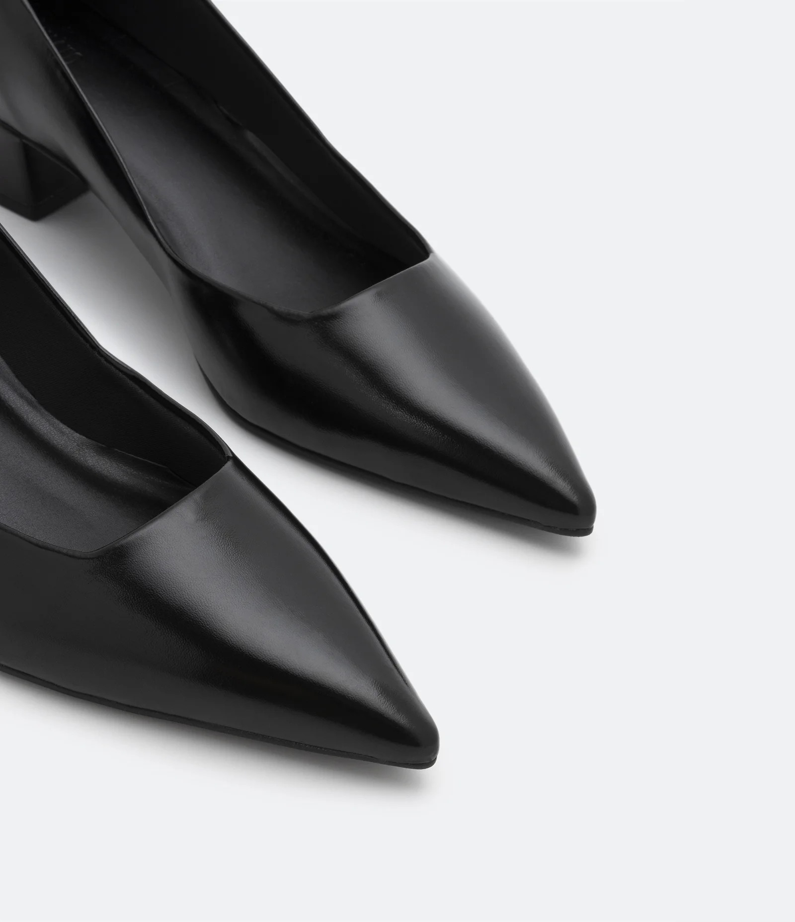 Sapato Scarpin Básico com Salto Bloco Preto - Lojas Renner | Renner (BR)