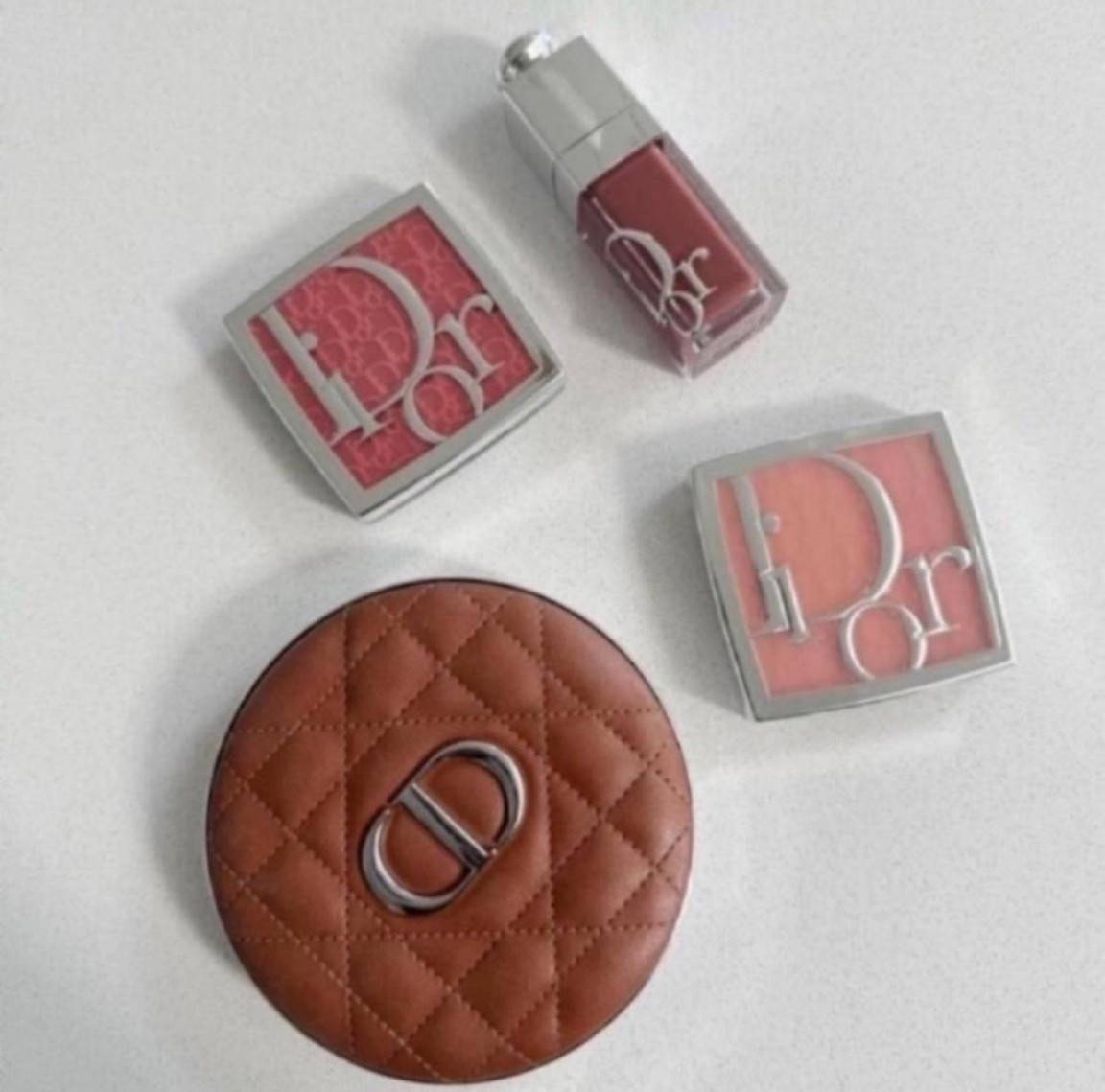 One of my favorite makeup brands is Dior! It is fancy and so luxe and the quality is there! This bronzer is so good and blends so well. I also love these blushes so much! I got a new color of my fave lipgloss which has a bit more tint to it. All linked
@dior
#Itkcreator #Itkfinds
#Itkwatchnow #sephora #sephorafinds #dior #diorbeauty #makeup