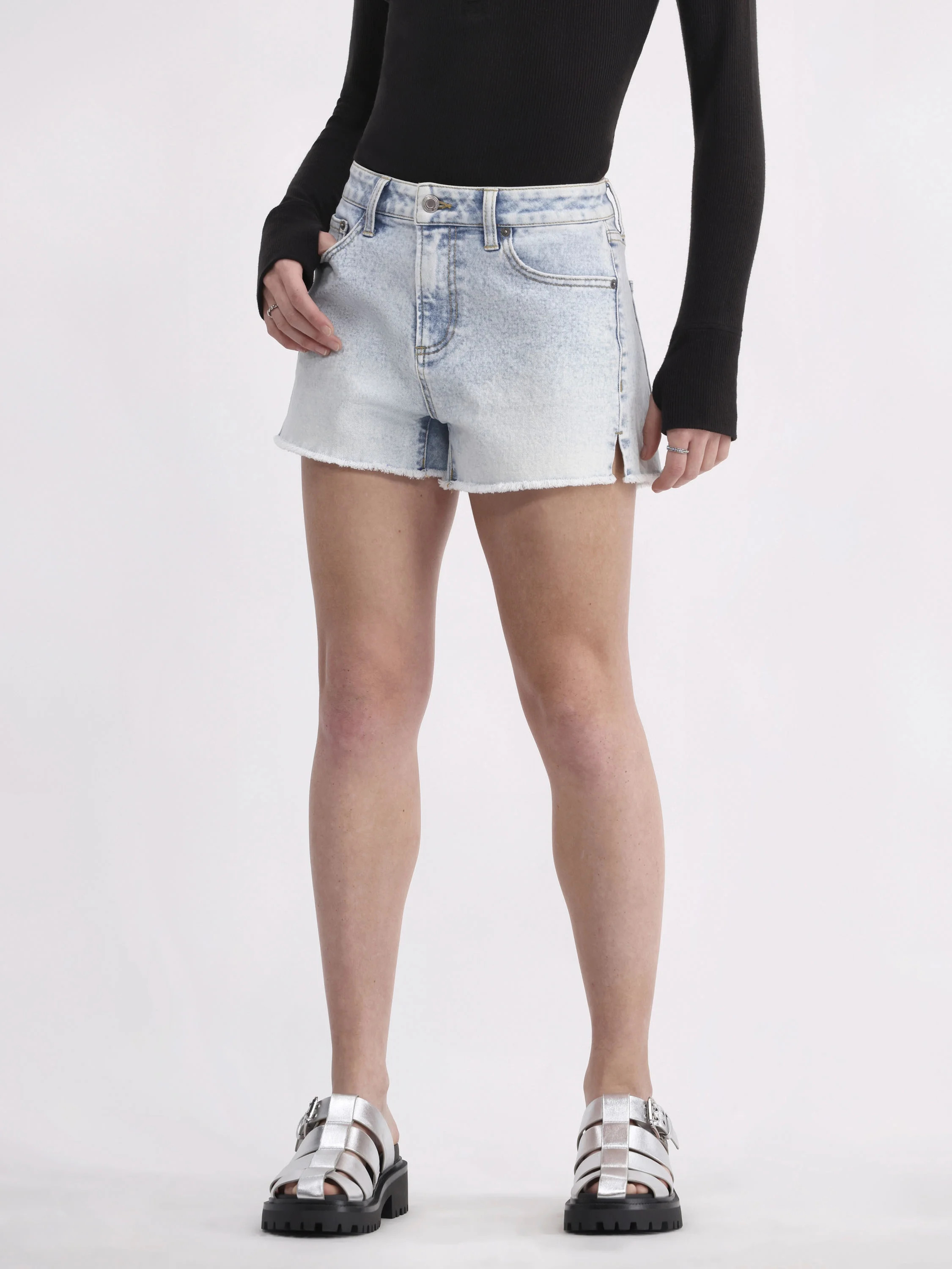 No Boundaries Mid Rise Frayed Hem Denim Shorts, Women's | Walmart (US)