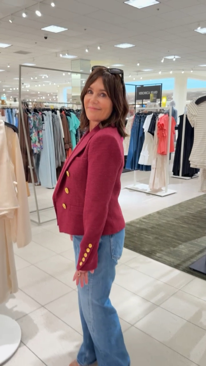 This blazer is so pretty! Like wow. Such a beautiful piece. I love the color, and the fit is so flattering. I’d say this runs true to size. Definitely grab it before it sells out :)