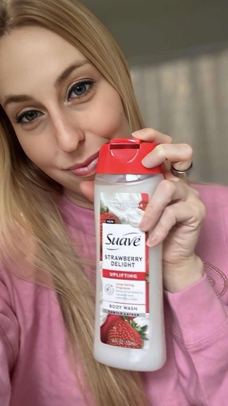 No gatekeeping girlies ❤️ if you want to smell delicious you have to try this Strawberry 🍓Delight body wash from @suave 

The scent and hydration from this body was lasts all day for me. Find it on Walmart 

#suave #gifted