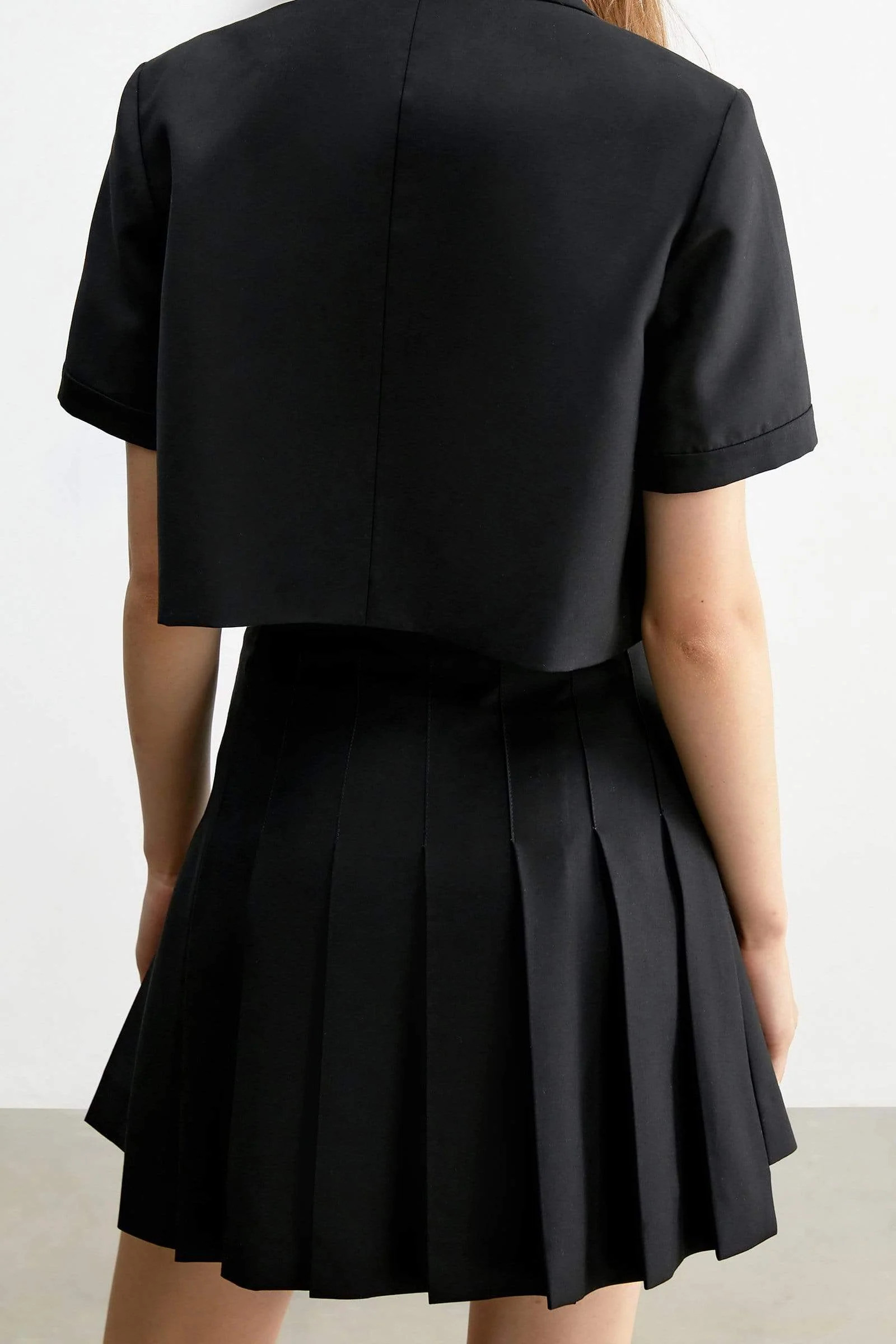 Charlize Black Pleated Skirt | J.ING
