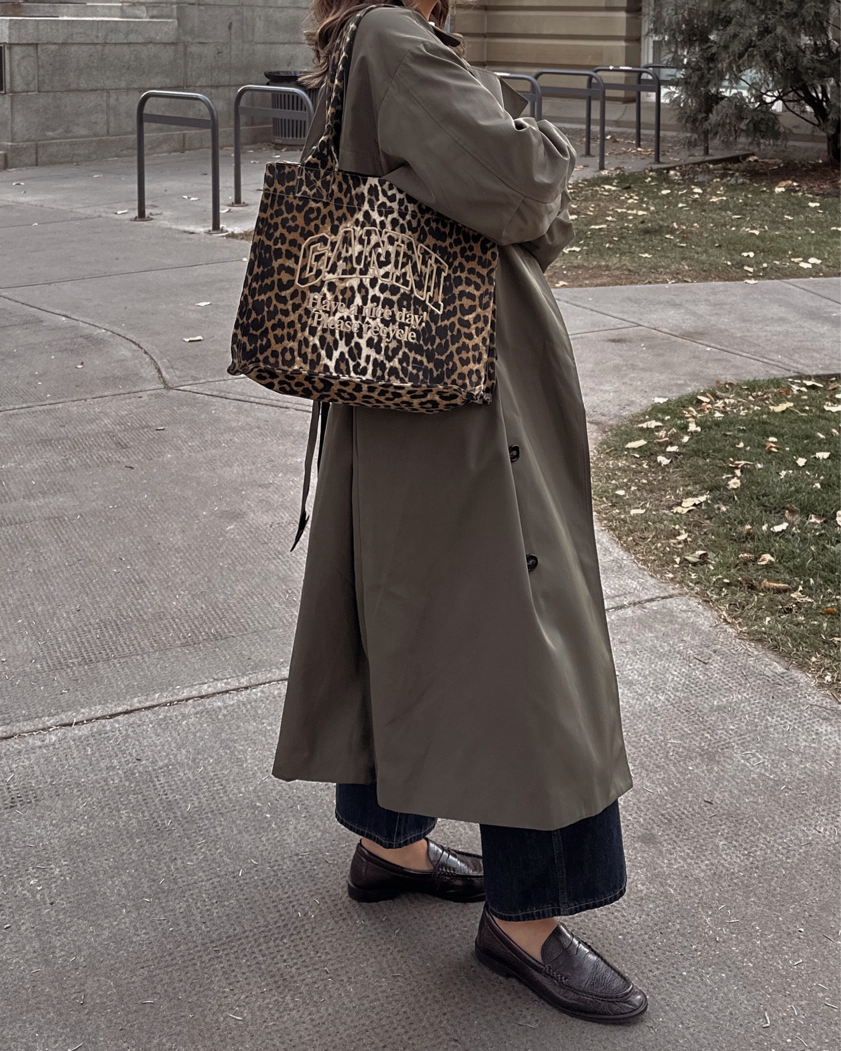 Fall outfit idea:

-The Frankie Shop oversized olive green trench, similar linked. 
-Abercrombie black sweater, I have a medium. 
-Old Navy dark wash baggy wide leg jeans, I have a size 8. 
-Massimo Dutti brown leather loafers. 
-Ganni leopard print tote bag. 
-Celine Triomphe rounded sunglasses. 



#LTKstyletip #LTKautumn #LTKcanada