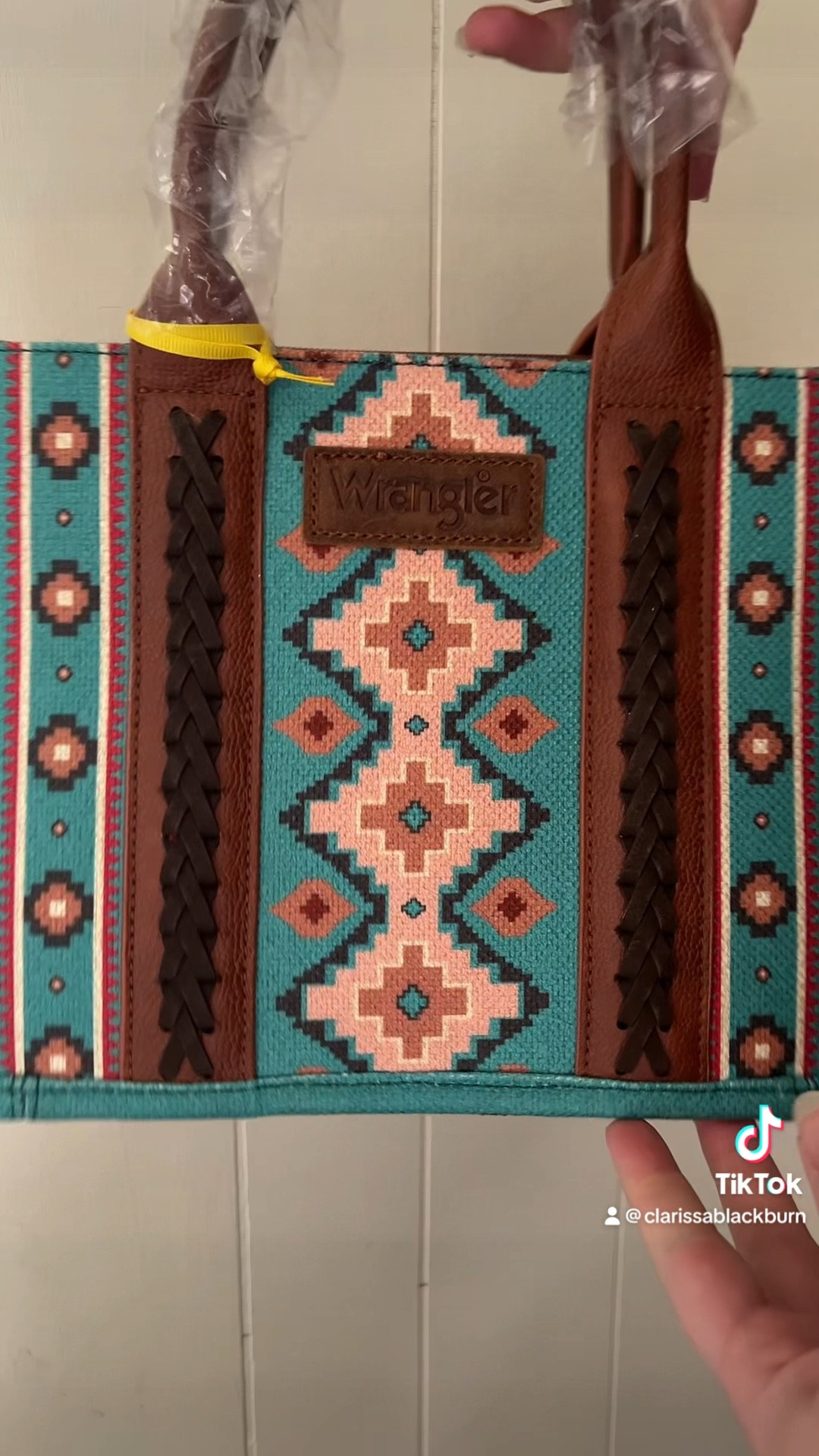 When you finally get one of the viral Wrangler purses 🤩🤩 

#westernstyle #viralwranglerpurse #wranglerpursetrend #viralwranglertote #wranglerpurse #wrangler #westernwear #westernfashion #wranglerfinds  

#LTKGiftGuide #LTKVideo #LTKU