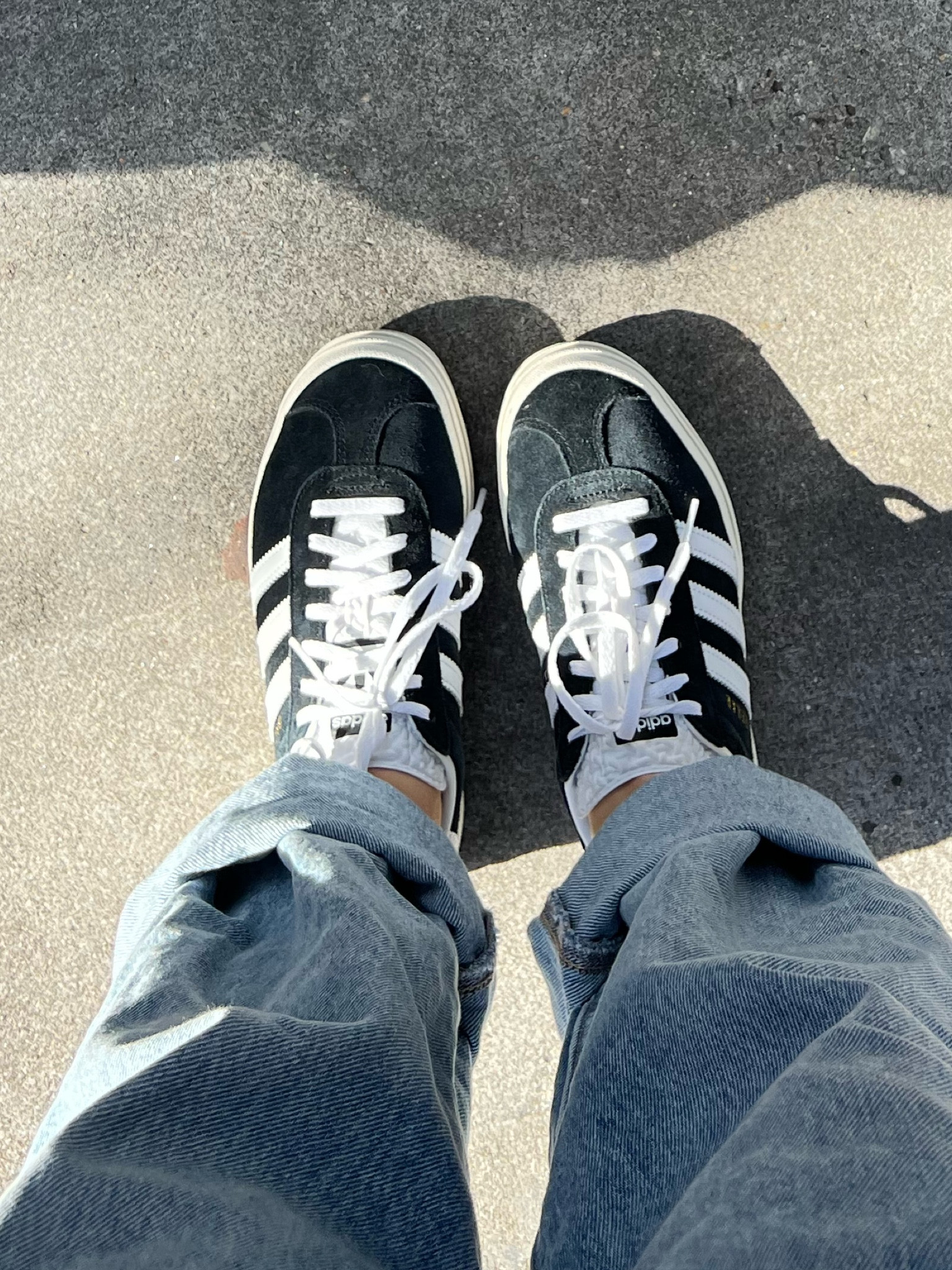 Black adidas gazelles🖤