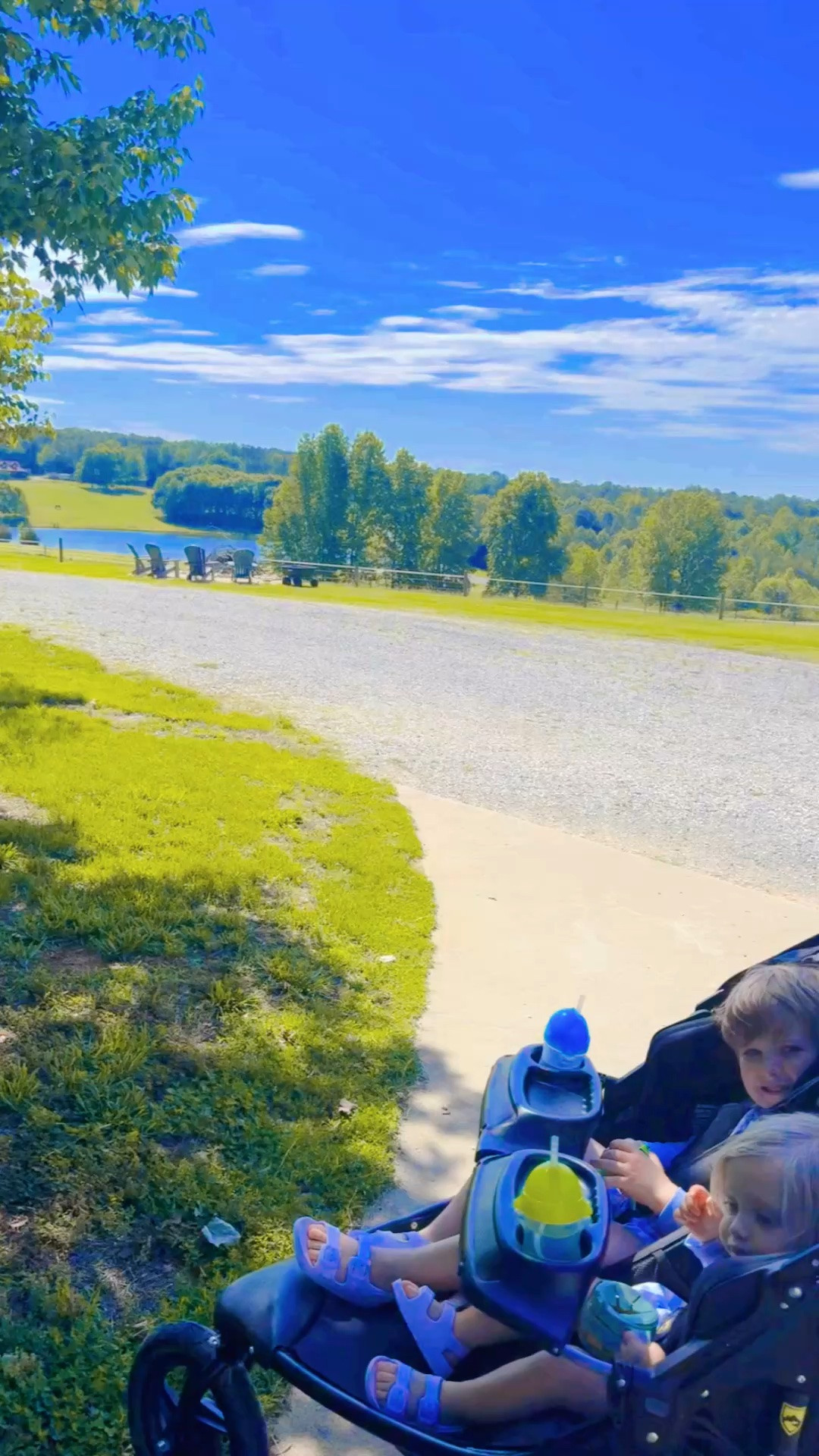 And what a gorgeous ☀️ day to welcome in the new month, too!!! 🤗 First up, our beautiful morning walk 🌾 down to the lake to feed the fishies 🐠 - what a childhood these cuties 👶🏼🩵👶🏼 get to have on these wide open spaces!!! 🌳🌻