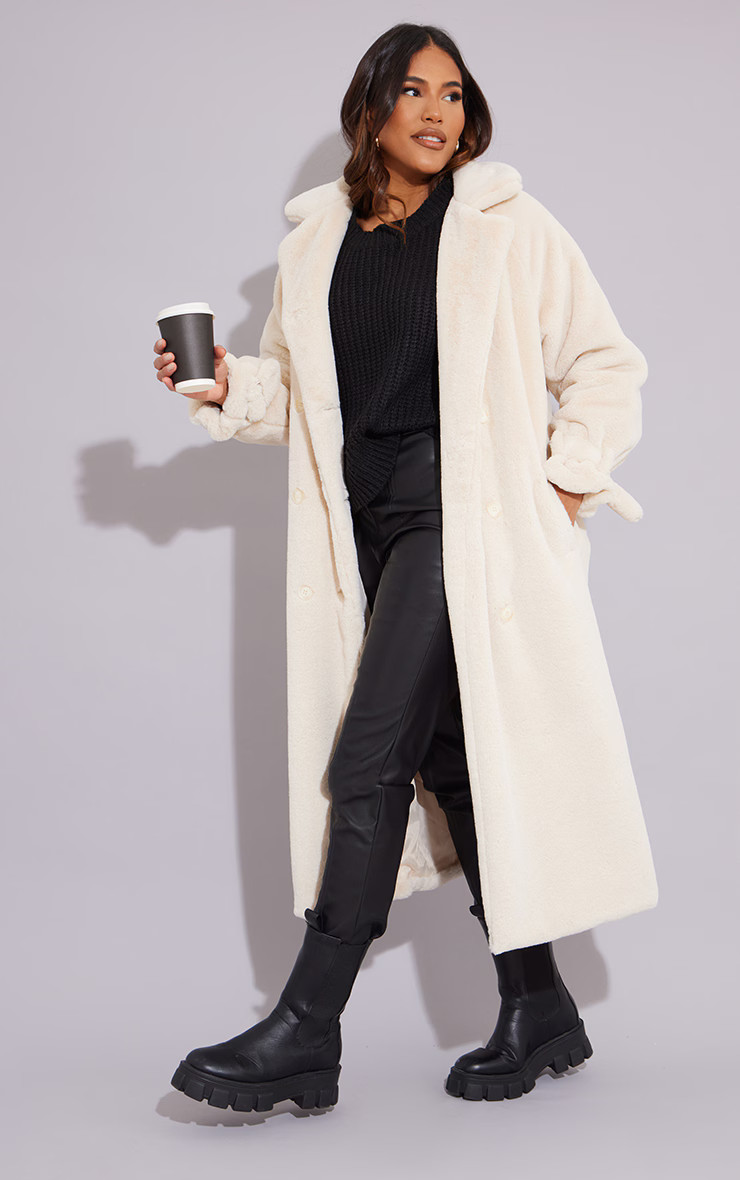 Manteau long en fausse fourrure crème à boutons et manches ceinturées | PrettyLittleThing (FR)