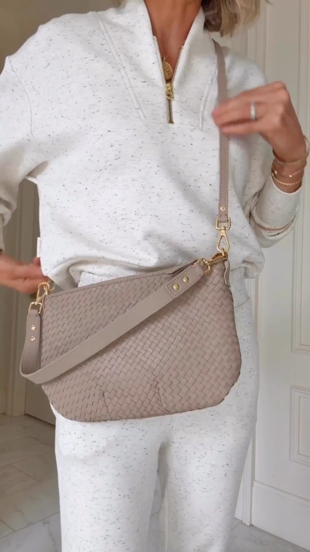This is such a great everyday handbag for any season! Items I would recommend from @Quince #quincepartner