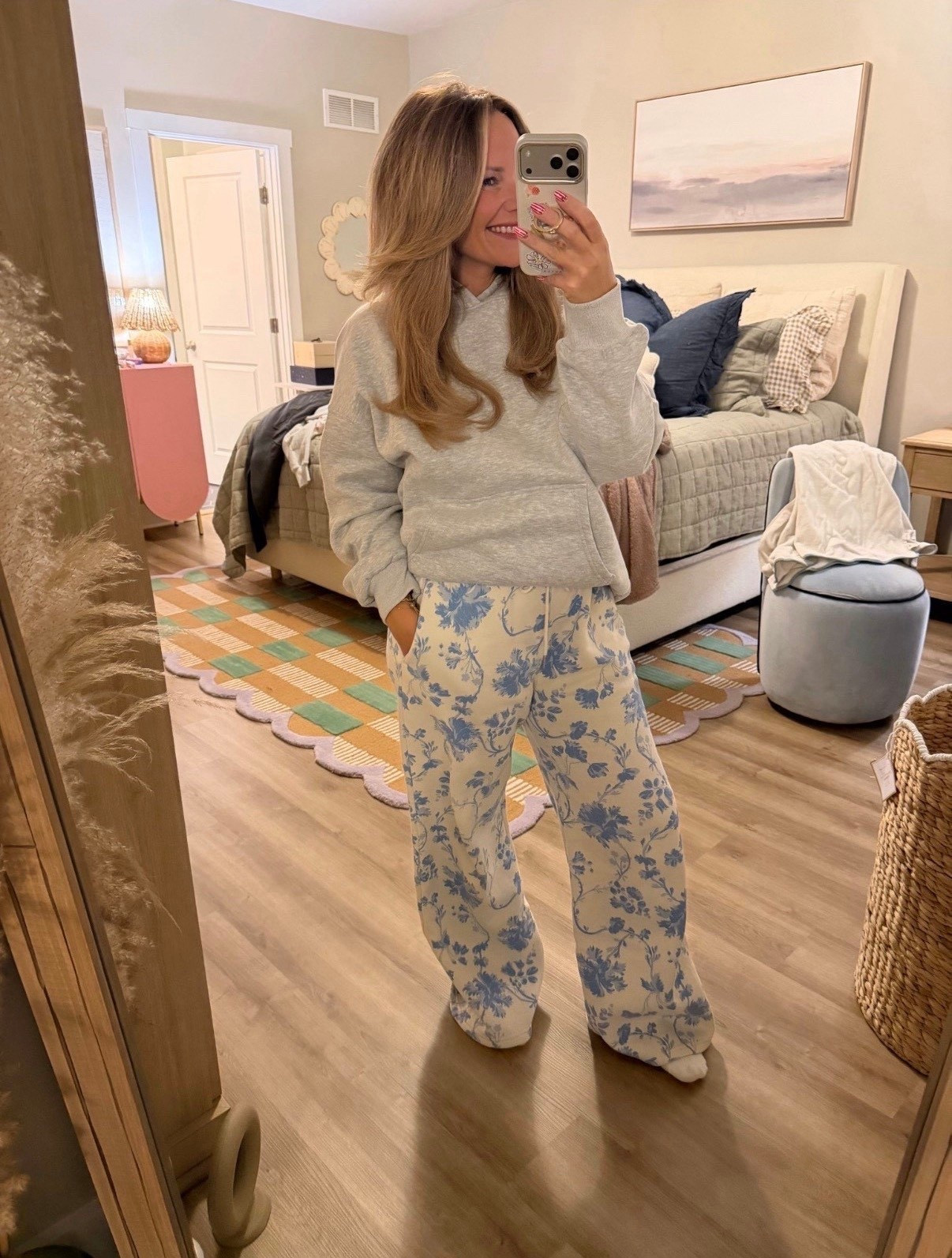 Cozy but still cute is my favorite uniform 🤍
Soft hoodie + floral lounge pants = the kind of outfit you live in at home but wouldn’t be embarrassed to answer the door in.
Perfect for slow mornings, school drop-off chaos, or couch nights.