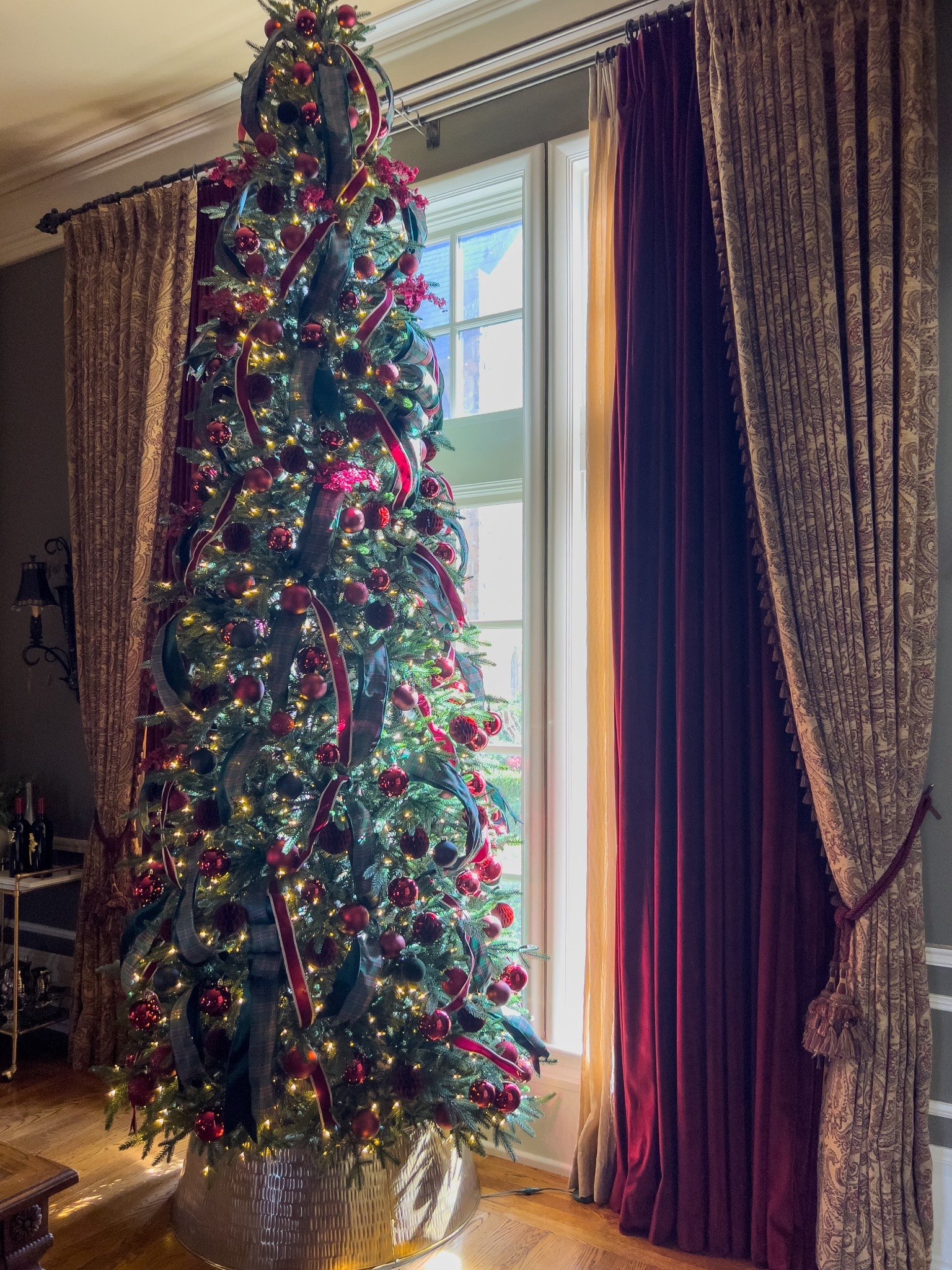 Ralph Lauren christmas tree, christmas tree decor, burgundy christmas tree, tartan ribbon, burgundy christmas ornaments 