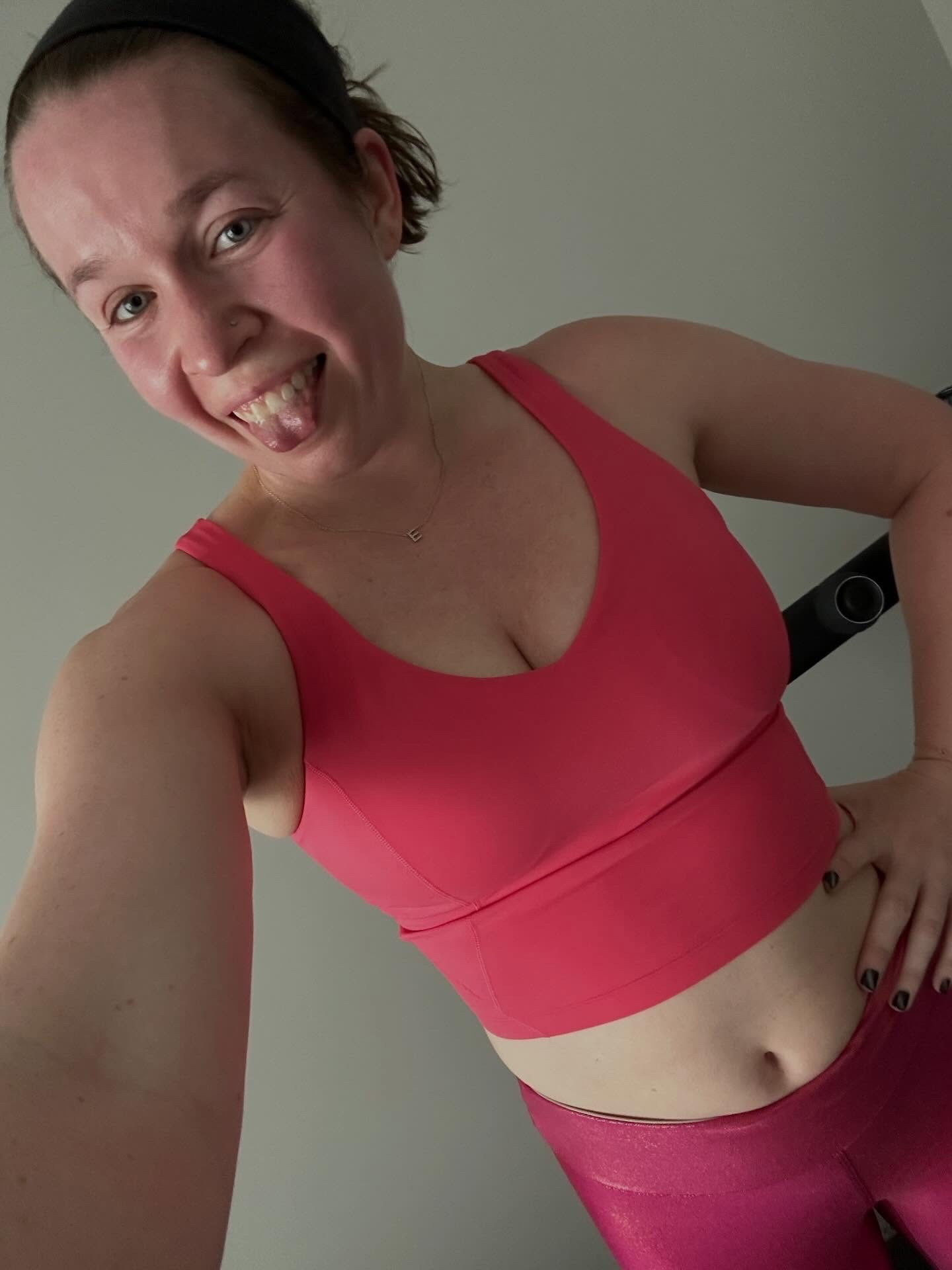 what’s more pink, my outfit or my face after that workout? 🤪 4 miles and a full body lift in the bag 💼 but i needed bright fun colors to get me motivated cause it is damn ass cold outside. also can never go wrong with a little sparkle 💖✨ stay warm kiddies, hope it’s nice where you are.
.
Top: Lululemon align
Bottoms: Heroine Sport Scarlet Leggings 


.
#runners #runnersofinstagram #peloton #workoutmotivation