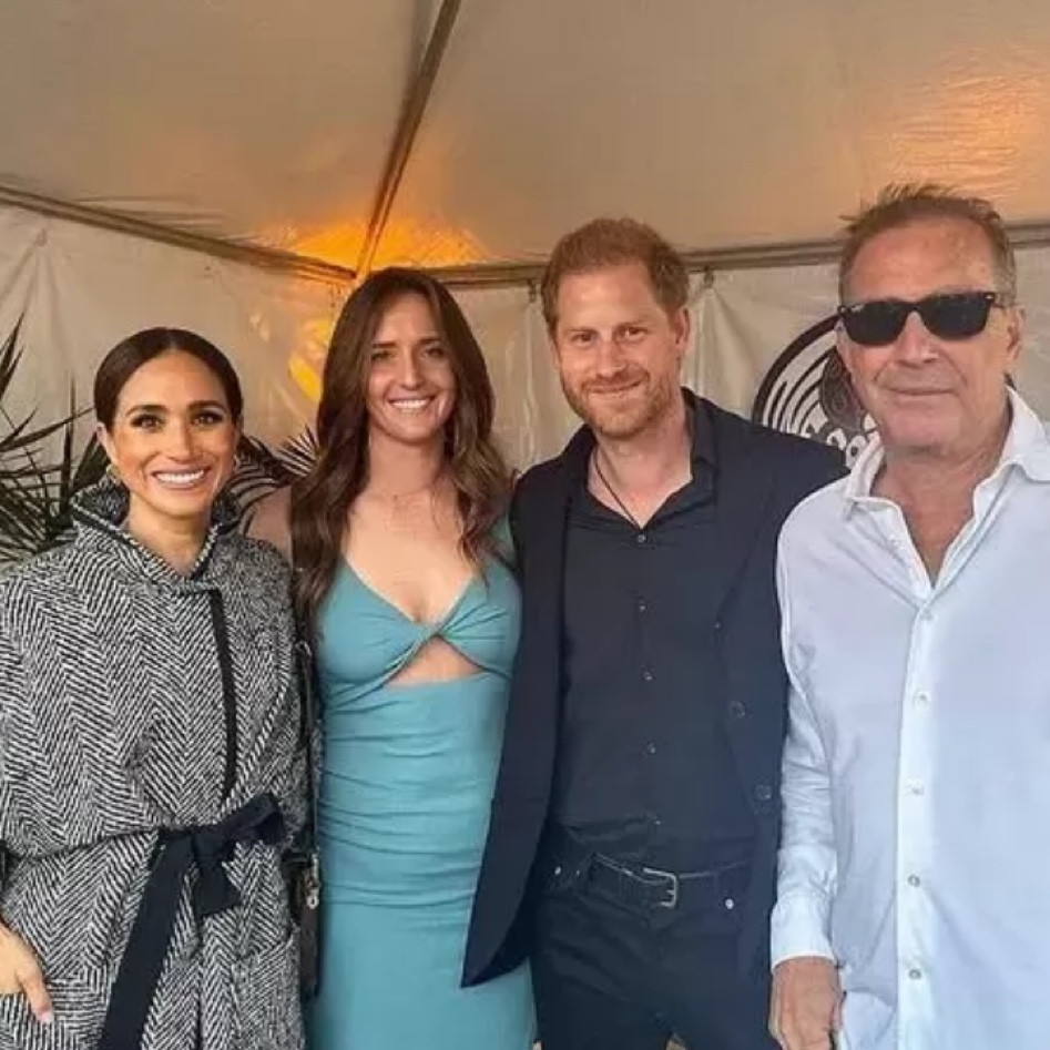 The perfect fall cape doesnt exi…
Yup, it does. And it’s by #CarolinaHerrera as shown by #MeghanMarkle! 

#LTKSeasonal #LTKworkwear #LTKstyletip