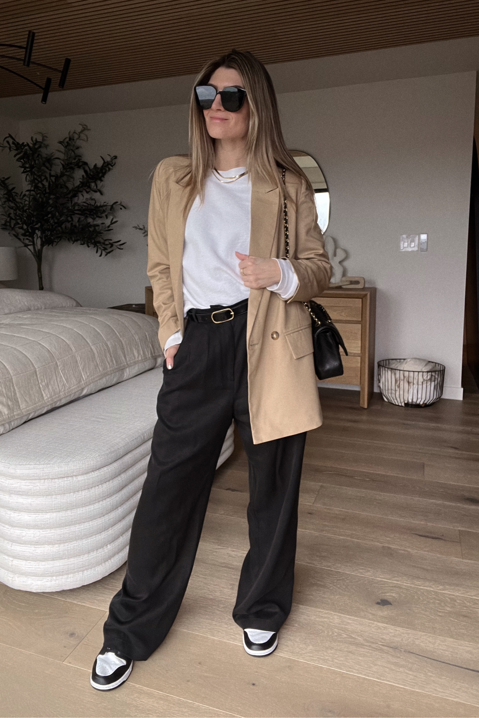 30 DAYS OF STYLING WHAT I OWN // DAY 6 of 30 : panda with a splash of gold & camel 

#LTKitbag #LTKshoecrush #LTKstyletip