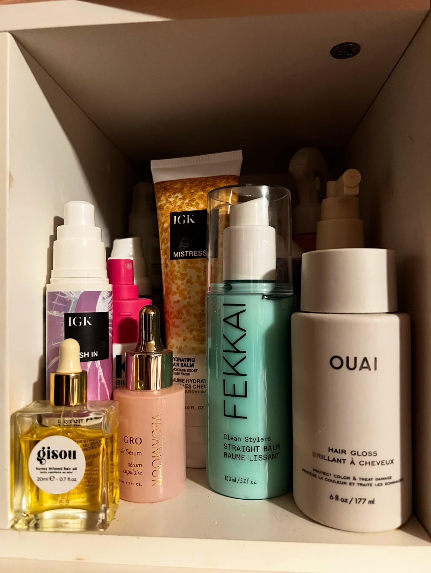choose your shelf ✨ one, two, or three ⬇️ 

she’s probably linking it (under “ALL LINKS”…you’re welcome 🫶💖)

feat. - @theouai @bumbleandbumble @gisou @igkhair @overtonecolor @fekkai @k18hair @briogeo @livingproofinc @thefrontalqueen @olaplex @vegamour 

#haircarefavorites #hairrecommendations #thebananniediaries #ouaihaircare #hairstylers 

haircare products for wavy hair, wave spray, hair brands that work, curly hair recommendations, wavy hair recommendations, hairstyles for beginners, beauty products, shopping for hair products