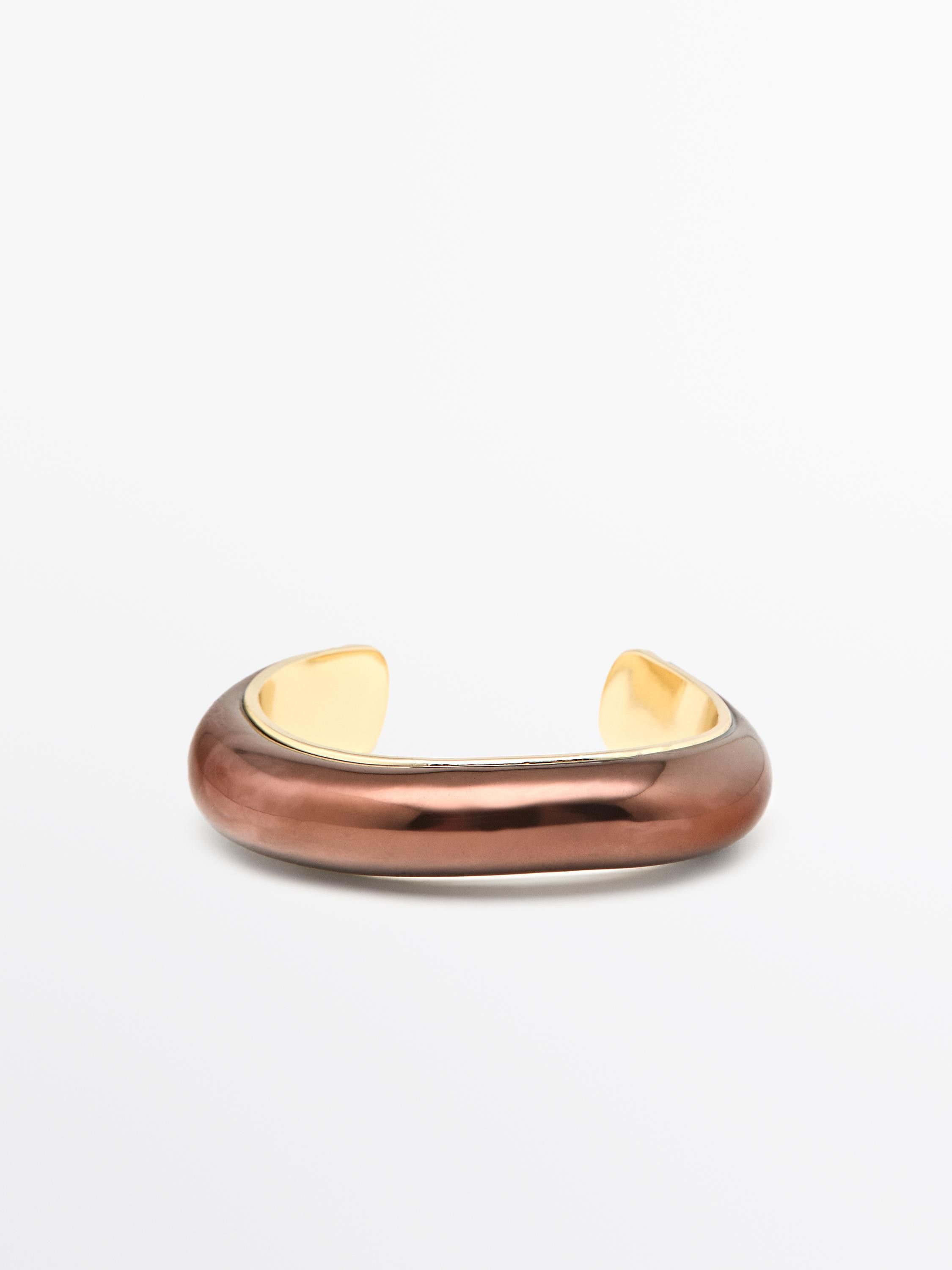 VIEW LOOK
Bronze effect patina bracelet

 $100  Colour  Brown  Add to basket | Massimo Dutti US