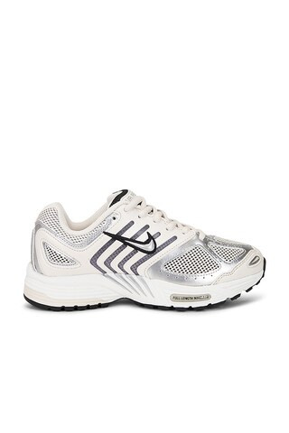 Zoom Vomero 5 Sneaker in Photon Dust, Metallic Silver & Summit White | Revolve Clothing (Global)