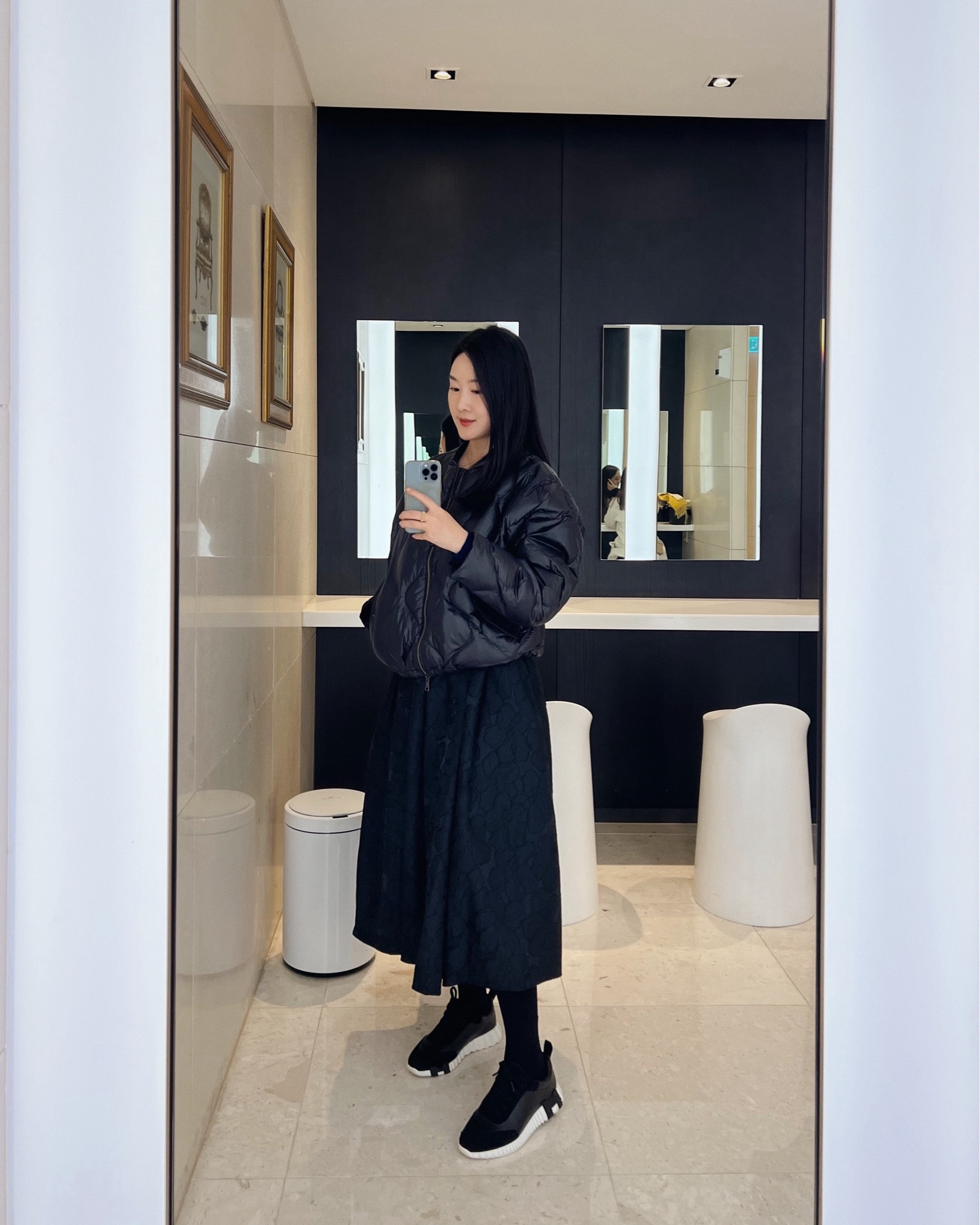 예쁜 스커트 모으는 취미🖤
이번엔 코스 Cosstores
국내 공홈엔 없고 아래 링크에서 세일가로 구매하실 수 있어요! 
저는 25만원 정가에 구매했었는데… 득템하세요! 55사이즈 기준 34맞아요.
36은 허리 27-28부터 추천드려요!

#오오티디 #ootd 
항공점퍼 봄버는 마시모두띠 제품이에요.


#LTKstyletip #LTKsalealert #LTKAsia