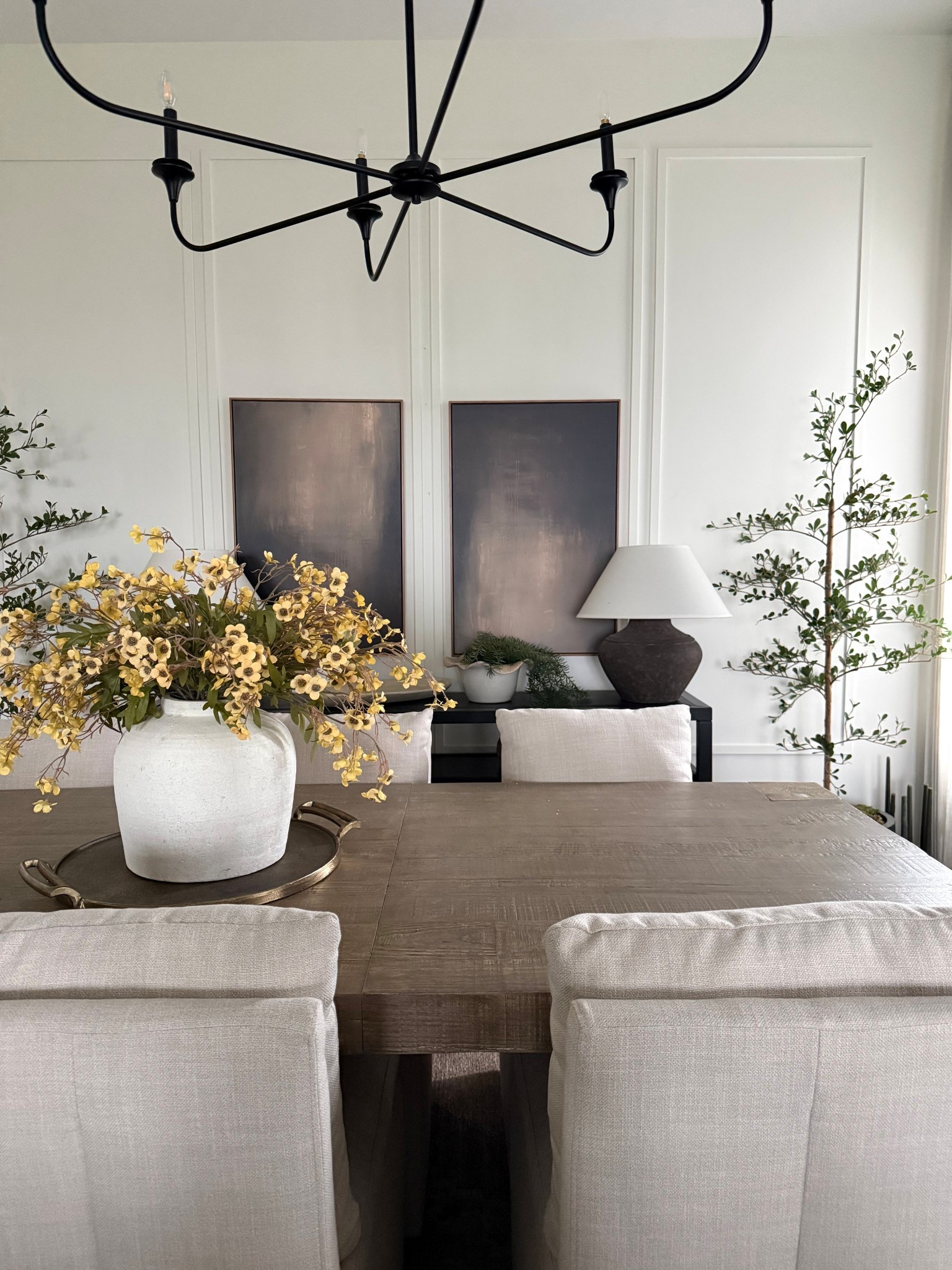 A Touch of Spring in the dining room🤍🤍