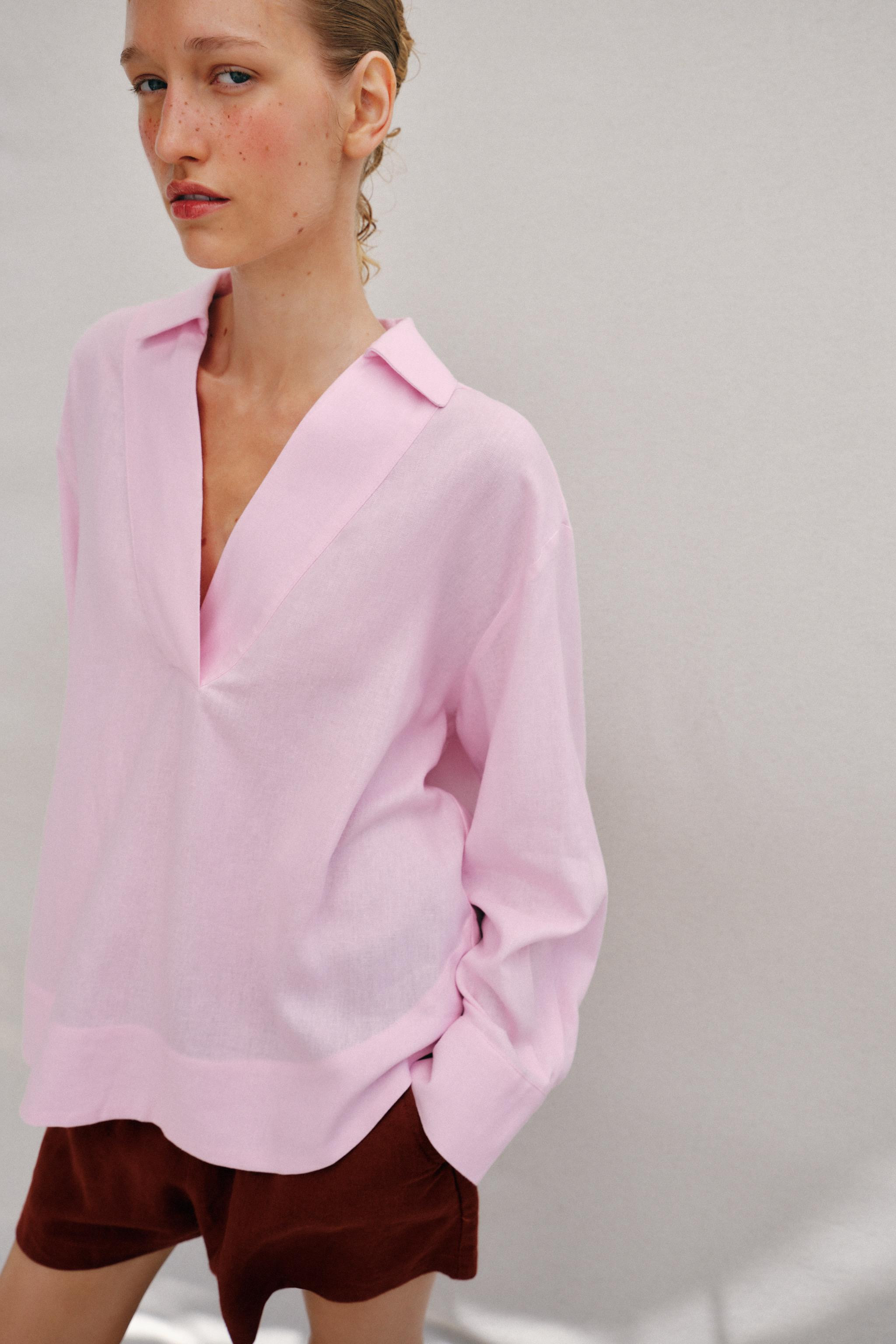 Blouse made of viscose and linen blend. Lapel collar with V-neckline and long sleeves. | Zara US