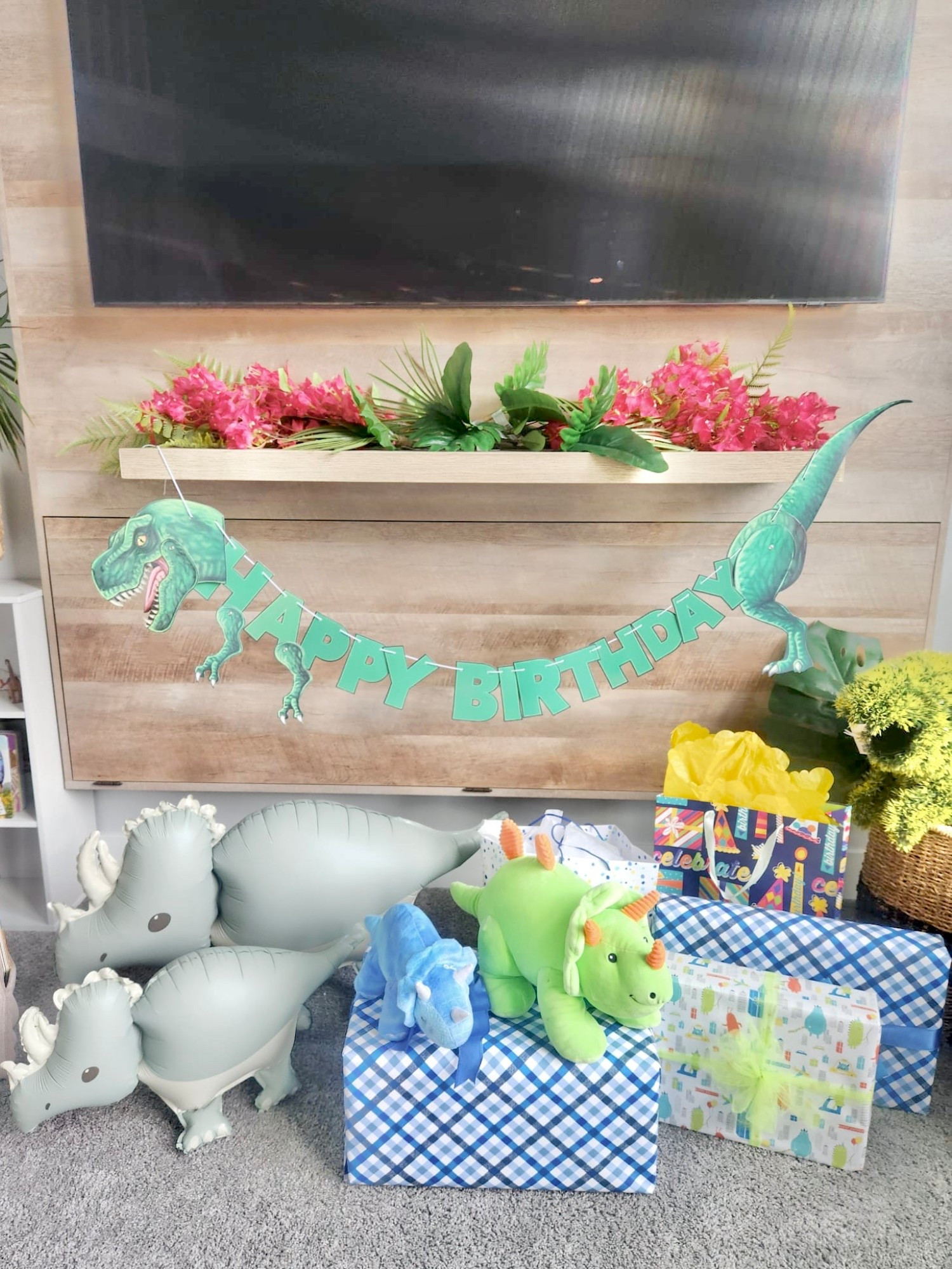 Dinosaur birthday party decorations 

#LTKKids #LTKParties
