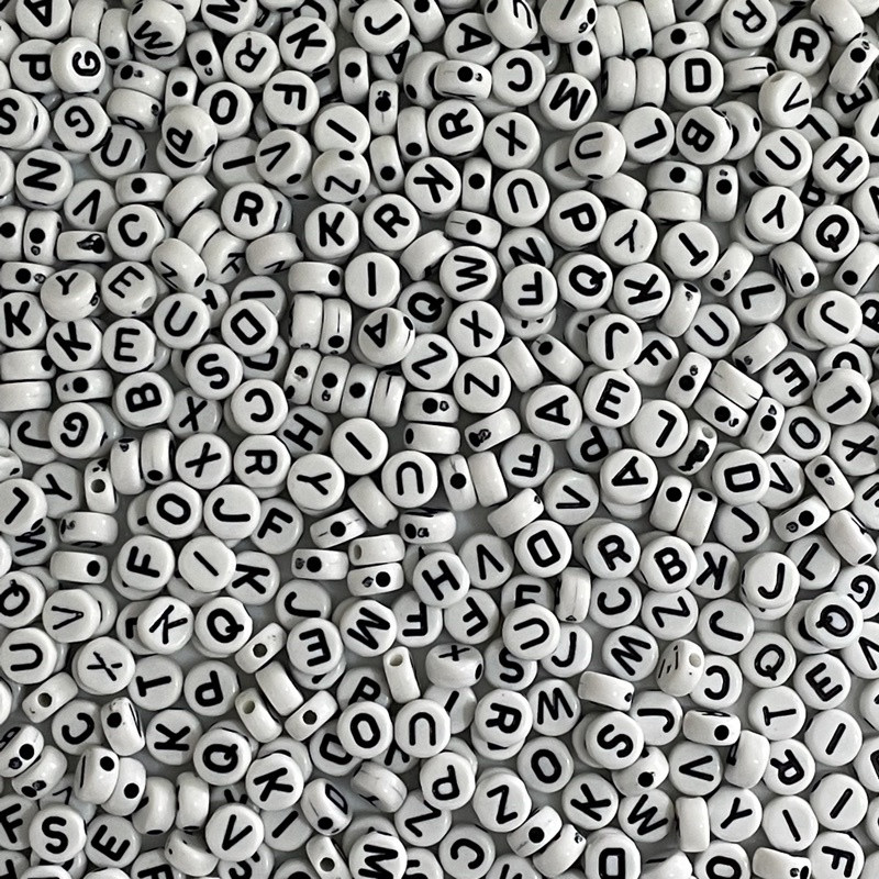 500 micangas letras alfabeto passante 4x7mm branca/preta | Shopee (BR)