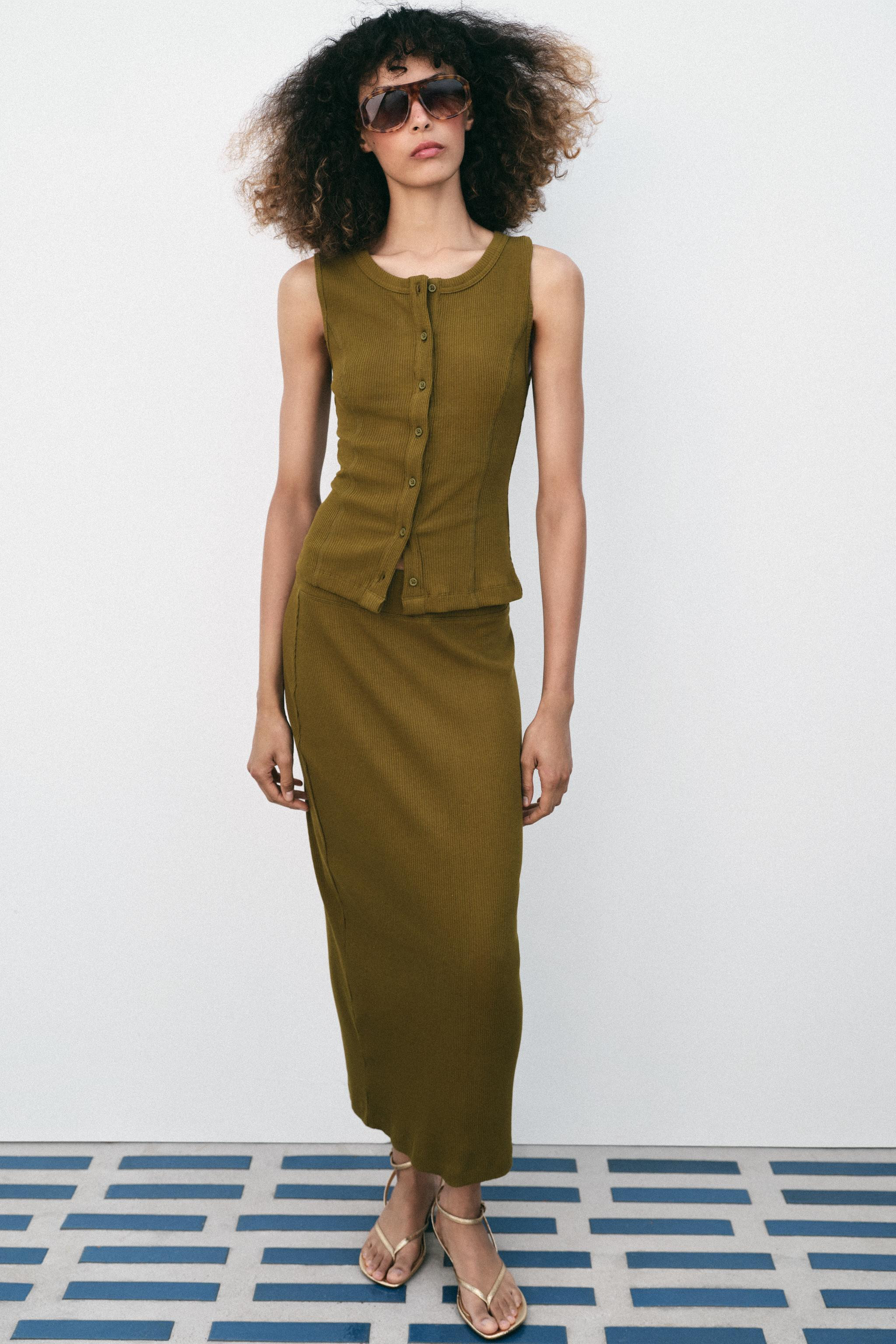 Skirt made with cotton-blend yarn. Mid-rise with an elastic waist. Ribbed knit detail. Straight h... | Zara US