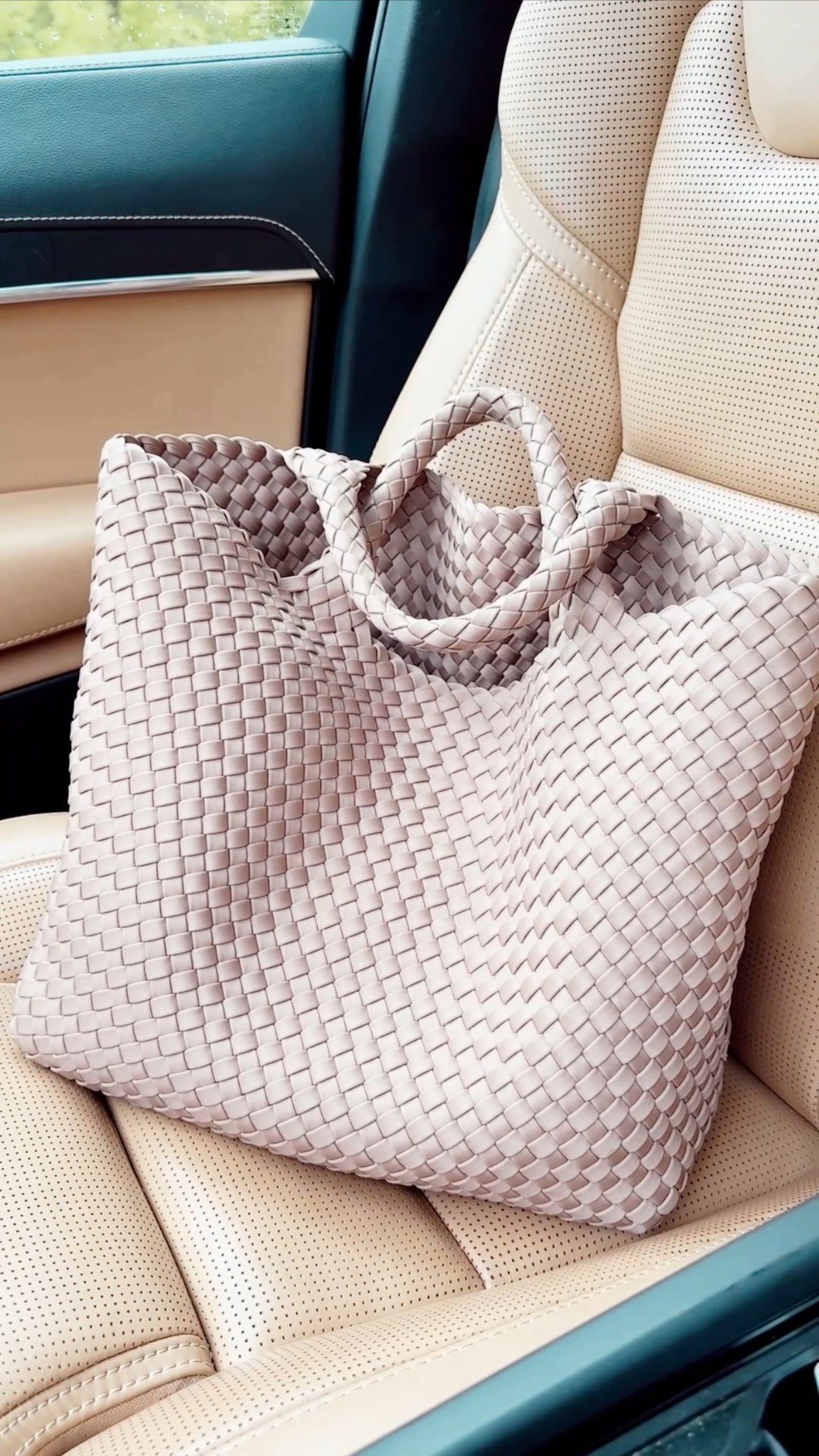 The tote I use almost every day — and for good reason!
This is the medium-sized St. Barths tote in Seychelles and it checks every box: super stylish, holds everything I need, and it’s so lightweight. It fits comfortably on the crook of your arm or over your shoulder, and it’s easy to clean, which is a must for me.

I also have the large size in a few other colors, and honestly, both are amazing. They’re roomy enough for a laptop, daily essentials, or even travel items. If you’re looking for a tote that blends function with fashion — this is it!

Tap to shop my go-to everyday tote and check out other colors and sizes I love!

⸻

	•	St. Barths tote bag
	•	Medium St. Barths Seychelles tote
	•	Lightweight everyday tote
	•	Stylish tote bag for women
	•	Easy-to-clean tote bag
	•	Chic shoulder bag
	•	Functional fashion tote

#LTKTravel #LTKSeasonal #LTKItBag