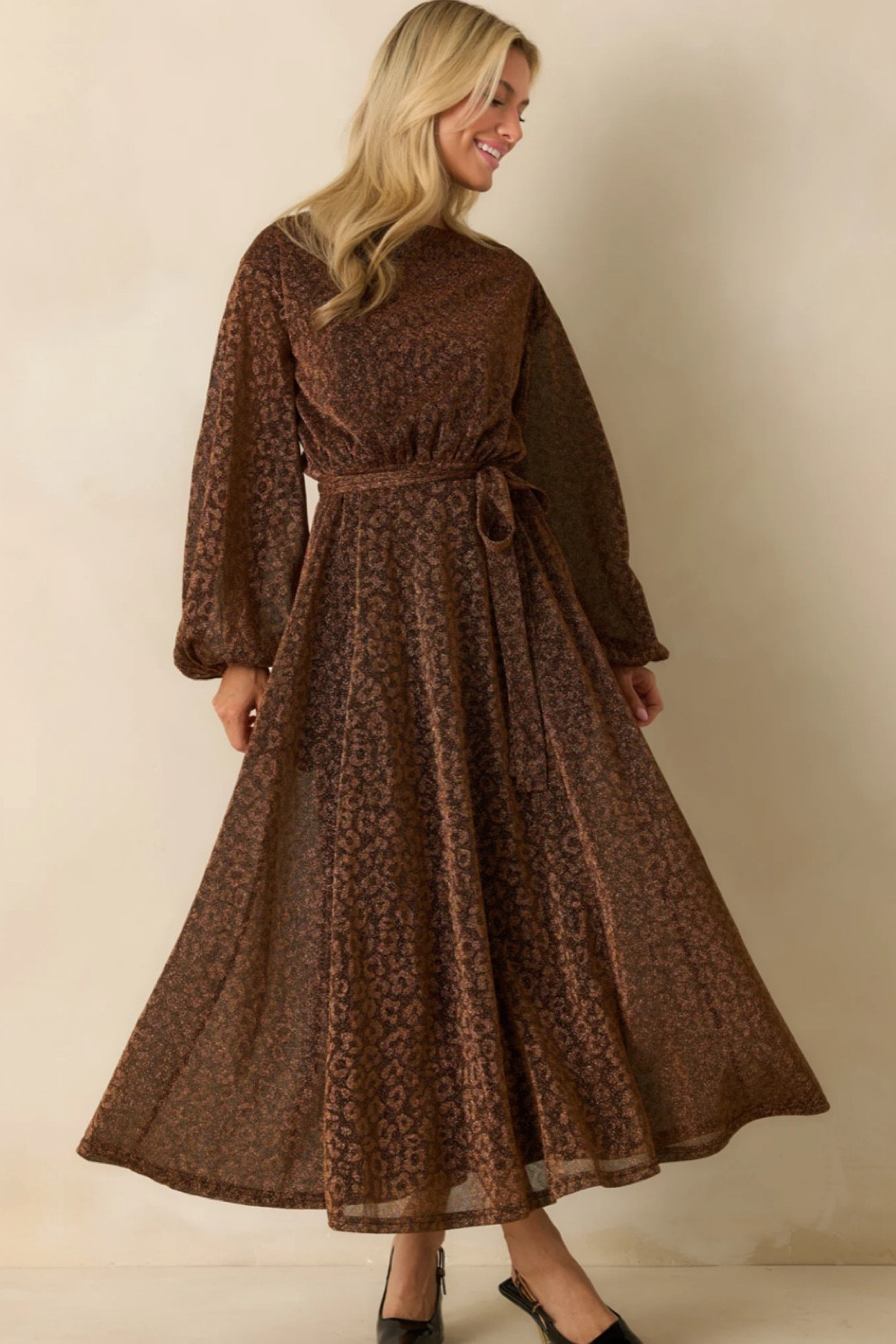 #dressedinglitters #holidayoutfit #festivelook #holidaystyle #womensdressss #maxidresses #winteroutfit

#LTKHoliday #LTKdayinmylife #LTKTravel
