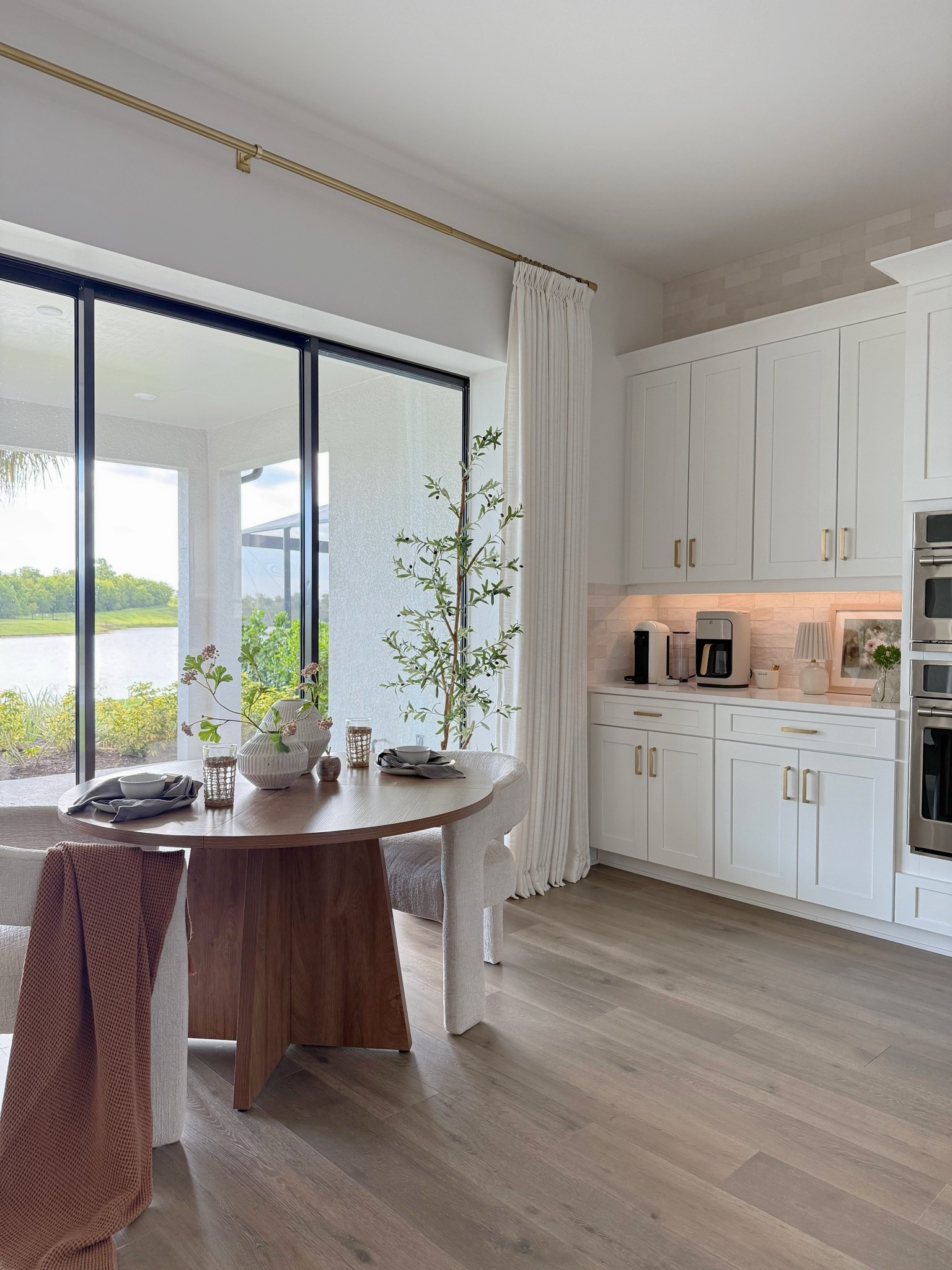 Kitchen nook views ✨



#nook #kitchen #coffeebar #kitcheninspo #kitchendecor #diningchairs #diningtable #kitchentable #customcurtains #twopages

#LTKHome