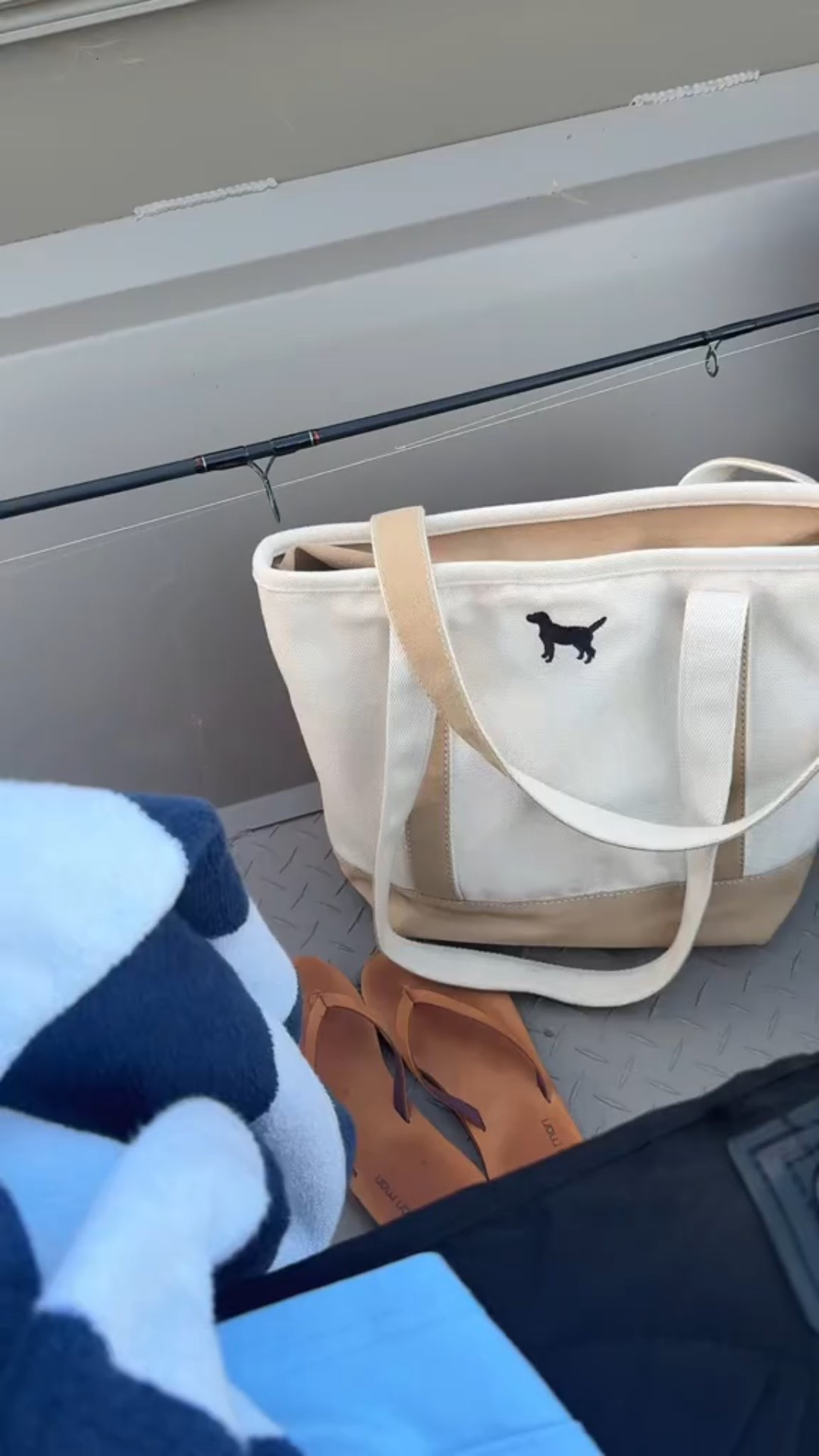 Add the embroidered dog to your tote this summer! 