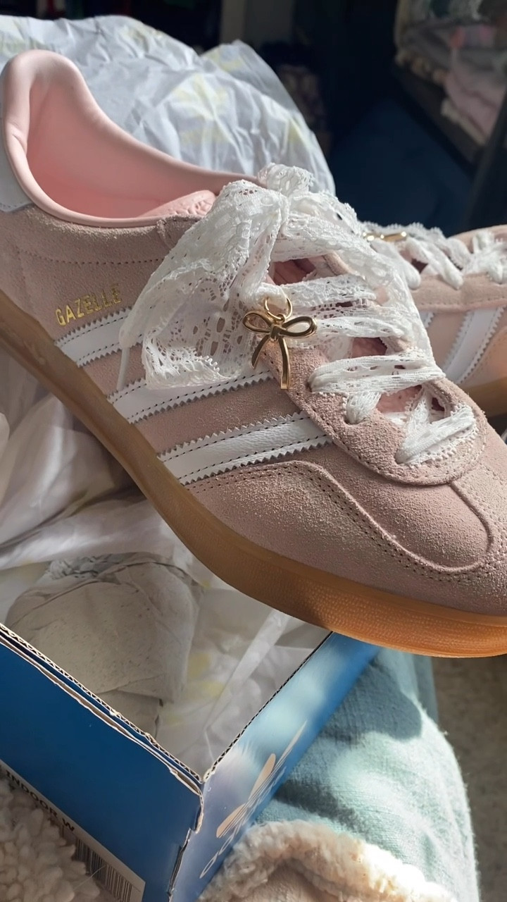 🎀 and pink shoes. What else does a girl really want? 🤣